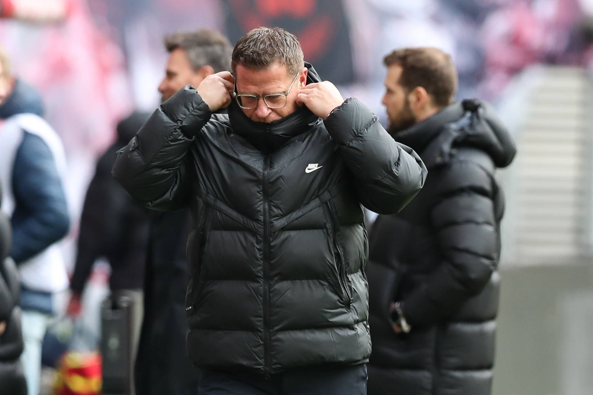 Von 1999 bis 2022 arbeitete Max Eberl in verschiedenen Funktionen für Borussia Mönchengladbach. Nun sorgt sein kommunikativer Umgang mit seinem Ex-Klub für Schlagzeilen. Das Foto zeigt Max Eberl am Spielfeldrand im Leipzig-Stadion vor dem Bundesliga-Spiel am 11. März 2023 gegen Gladbach.