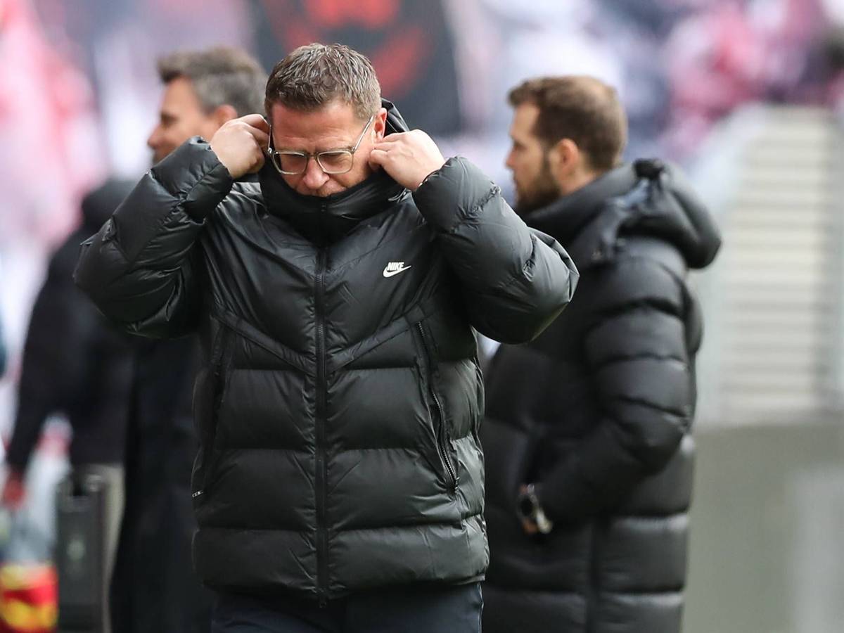 Von 1999 bis 2022 arbeitete Max Eberl in verschiedenen Funktionen für Borussia Mönchengladbach. Nun sorgt sein kommunikativer Umgang mit seinem Ex-Klub für Schlagzeilen. Das Foto zeigt Max Eberl am Spielfeldrand im Leipzig-Stadion vor dem Bundesliga-Spiel am 11. März 2023 gegen Gladbach.