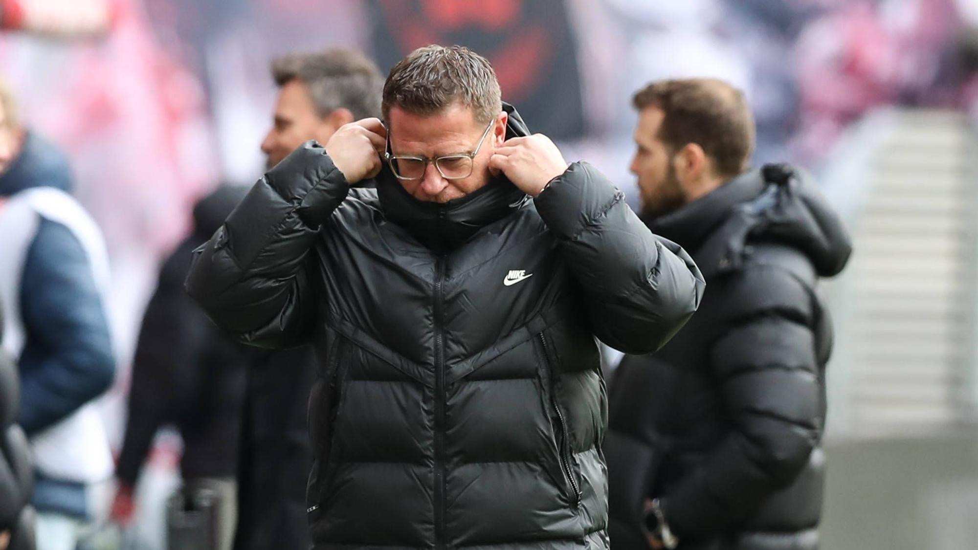 Von 1999 bis 2022 arbeitete Max Eberl in verschiedenen Funktionen für Borussia Mönchengladbach. Nun sorgt sein kommunikativer Umgang mit seinem Ex-Klub für Schlagzeilen. Das Foto zeigt Max Eberl am Spielfeldrand im Leipzig-Stadion vor dem Bundesliga-Spiel am 11. März 2023 gegen Gladbach.