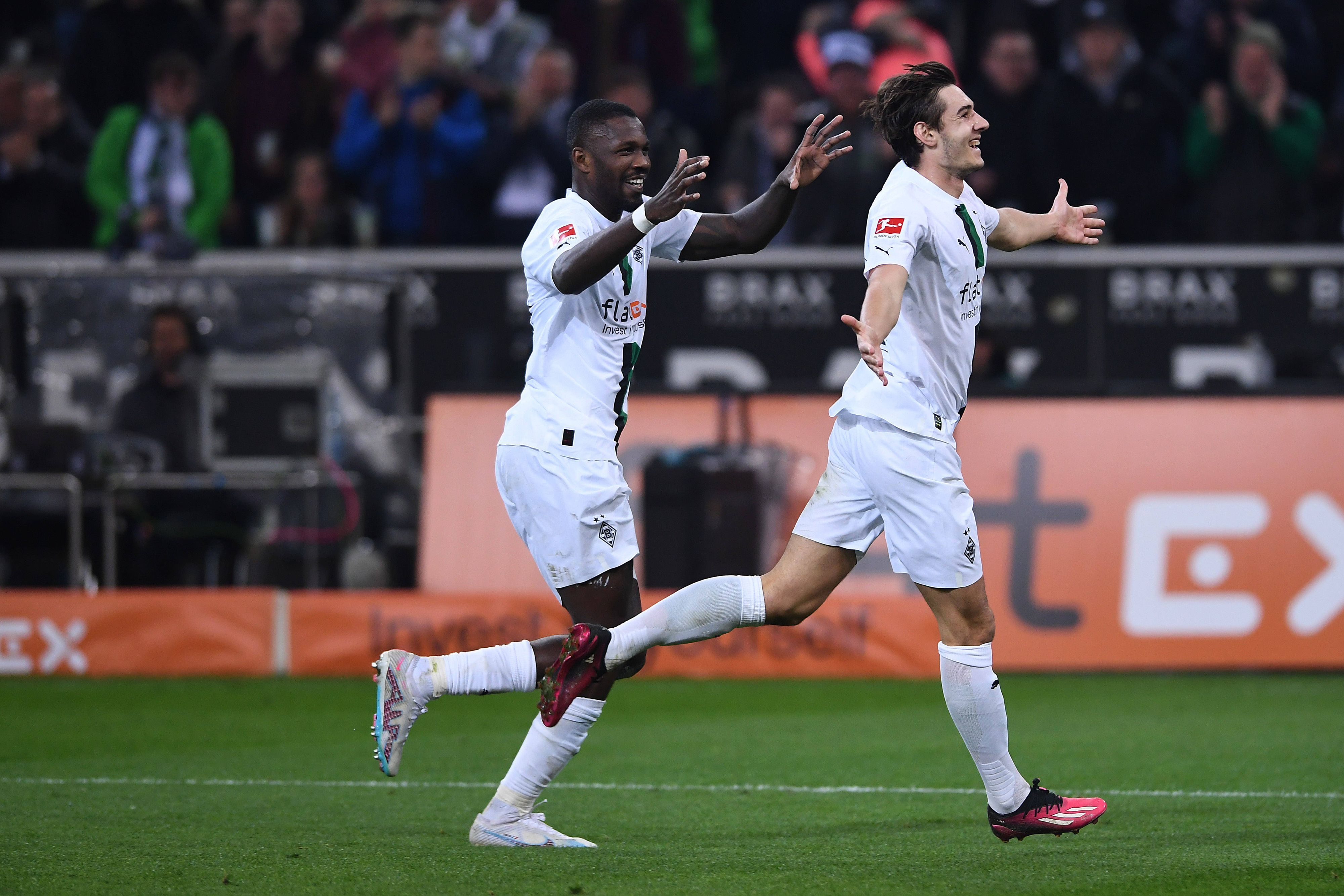 Marcus Thuram (l.) und Torschütze Florian Neuhaus bejubeln den Treffer zum zwischenzeitlichen 2:1 für Borussia Mönchengladbach am 17. März 2023 gegen Werder Bremen.