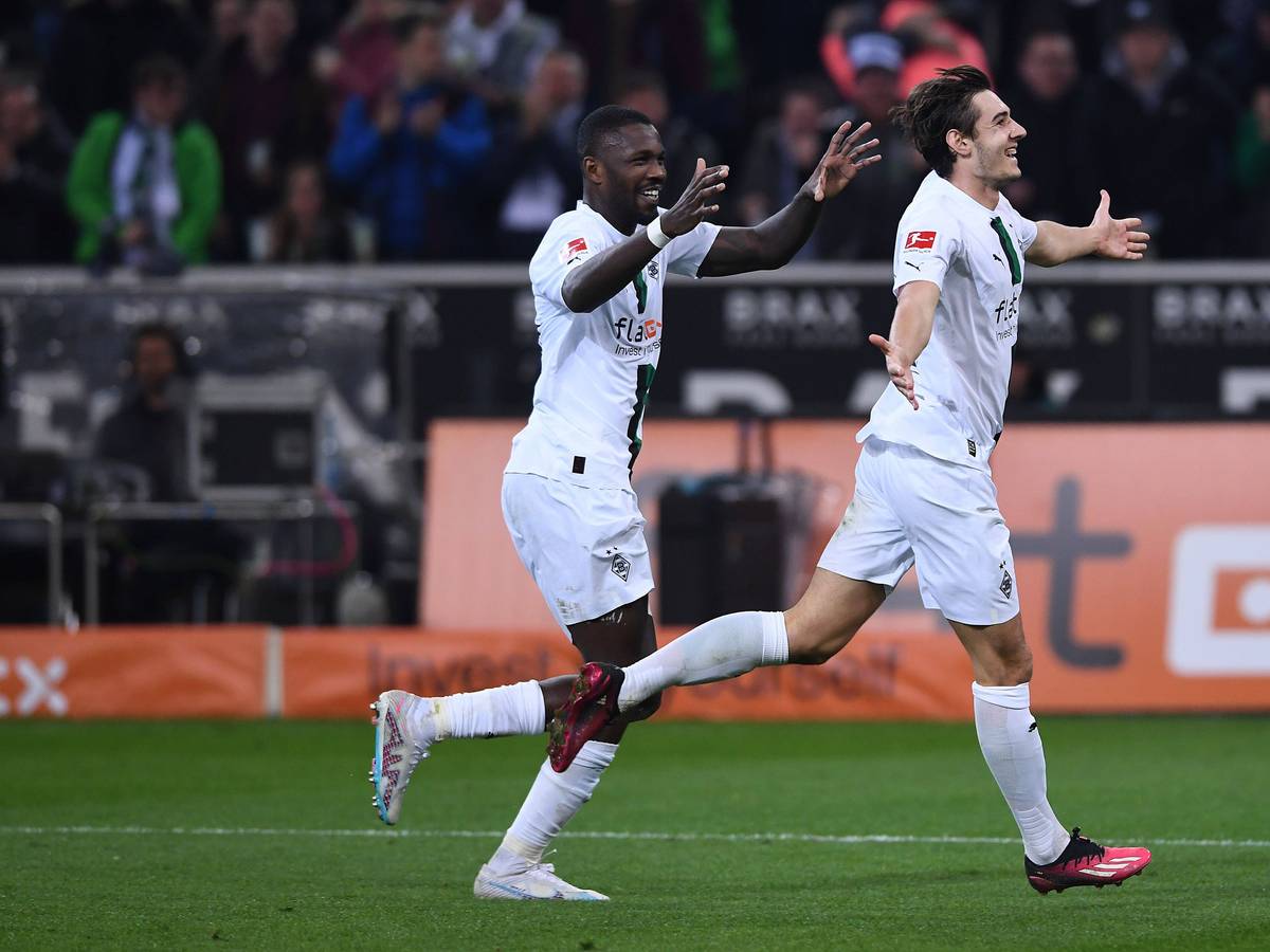 Marcus Thuram (l.) und Torschütze Florian Neuhaus bejubeln den Treffer zum zwischenzeitlichen 2:1 für Borussia Mönchengladbach am 17. März 2023 gegen Werder Bremen.