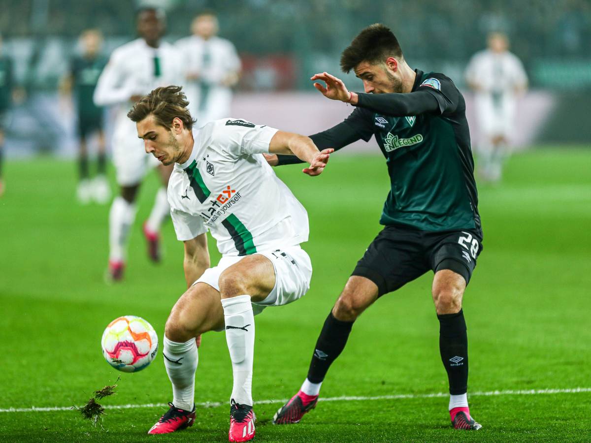 Florian Neuhaus von Borussia Mönchengladbach beim bislang letzten Bundesliga-Aufeinandertreffen am 17. März 2023 im Zweikampf mit Ilia Gruev von Werder Bremen.