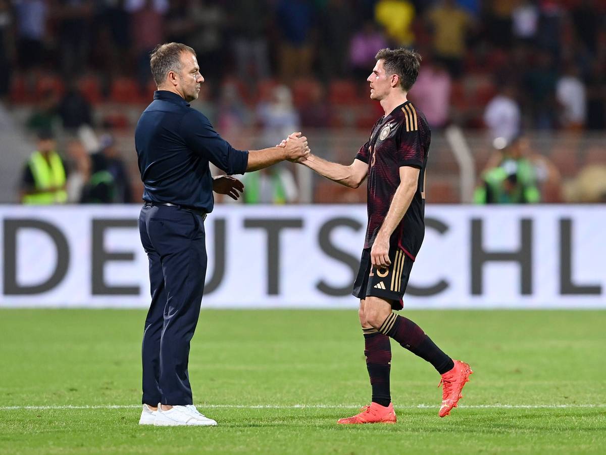 Jonas Hofmann von Borussia Mönchengladbach klatscht Bundestrainer Hansi Flick nach einem Länderspiel am 16. November 2022 ab.