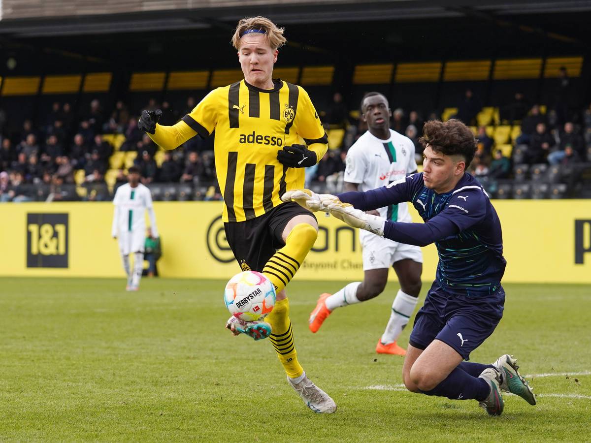 Torhüter Tiago Pereira Cardoso, hier am 4. März 2023 beim Auswärtsspiel in der A-Junioren-Bundesliga bei Borussia Dortmund, läuft in der aktuellen Saison für die U19 und die U17 von Borussia Mönchengladbach auf.
