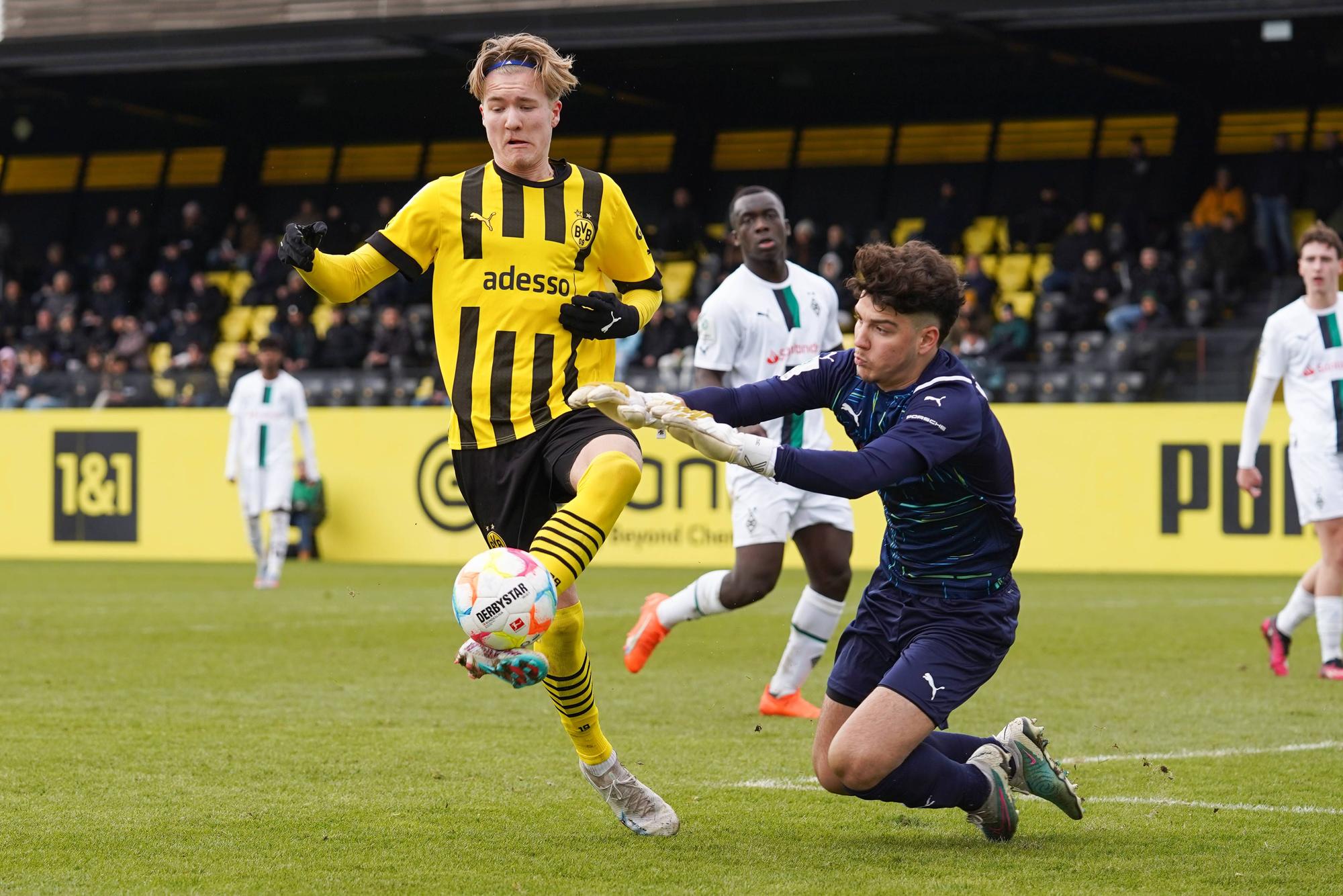 Torhüter Tiago Pereira Cardoso, hier am 4. März 2023 beim Auswärtsspiel in der A-Junioren-Bundesliga bei Borussia Dortmund, läuft in der aktuellen Saison für die U19 und die U17 von Borussia Mönchengladbach auf.
