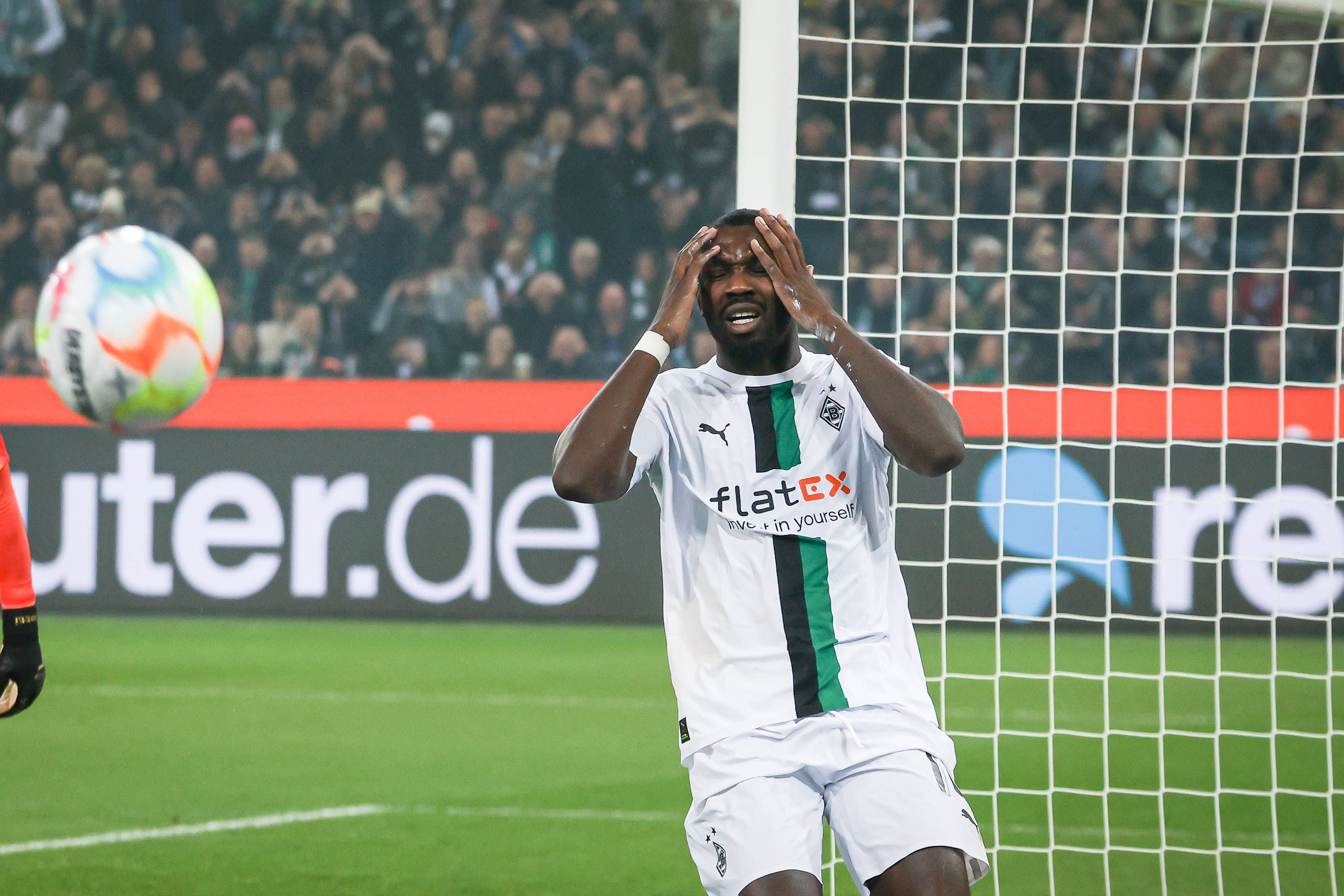 Marcus Thuram von Borussia Mönchengladbach hadert nach einer vergebenen Torchance am 17. März 2023 gegen Werder Bremen.