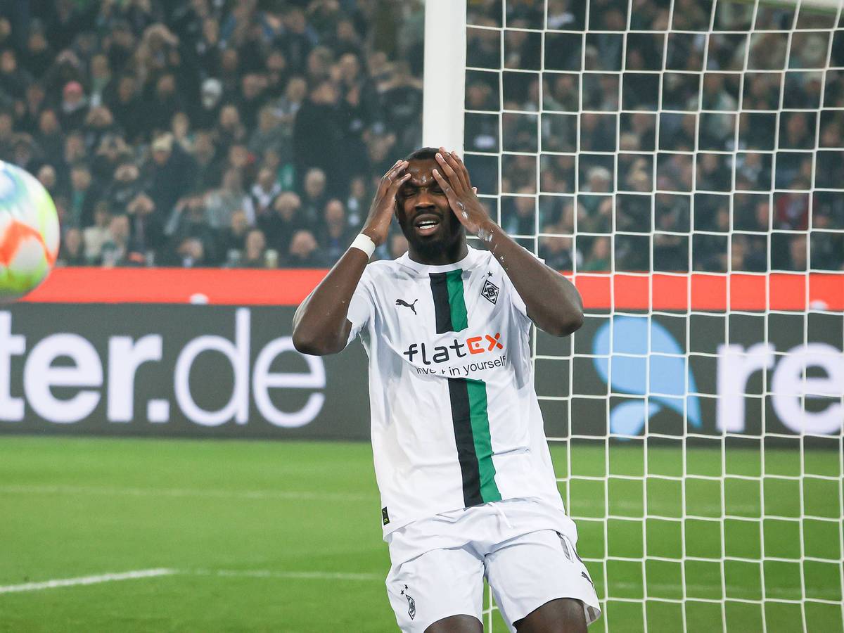 Marcus Thuram von Borussia Mönchengladbach hadert nach einer vergebenen Torchance am 17. März 2023 gegen Werder Bremen.