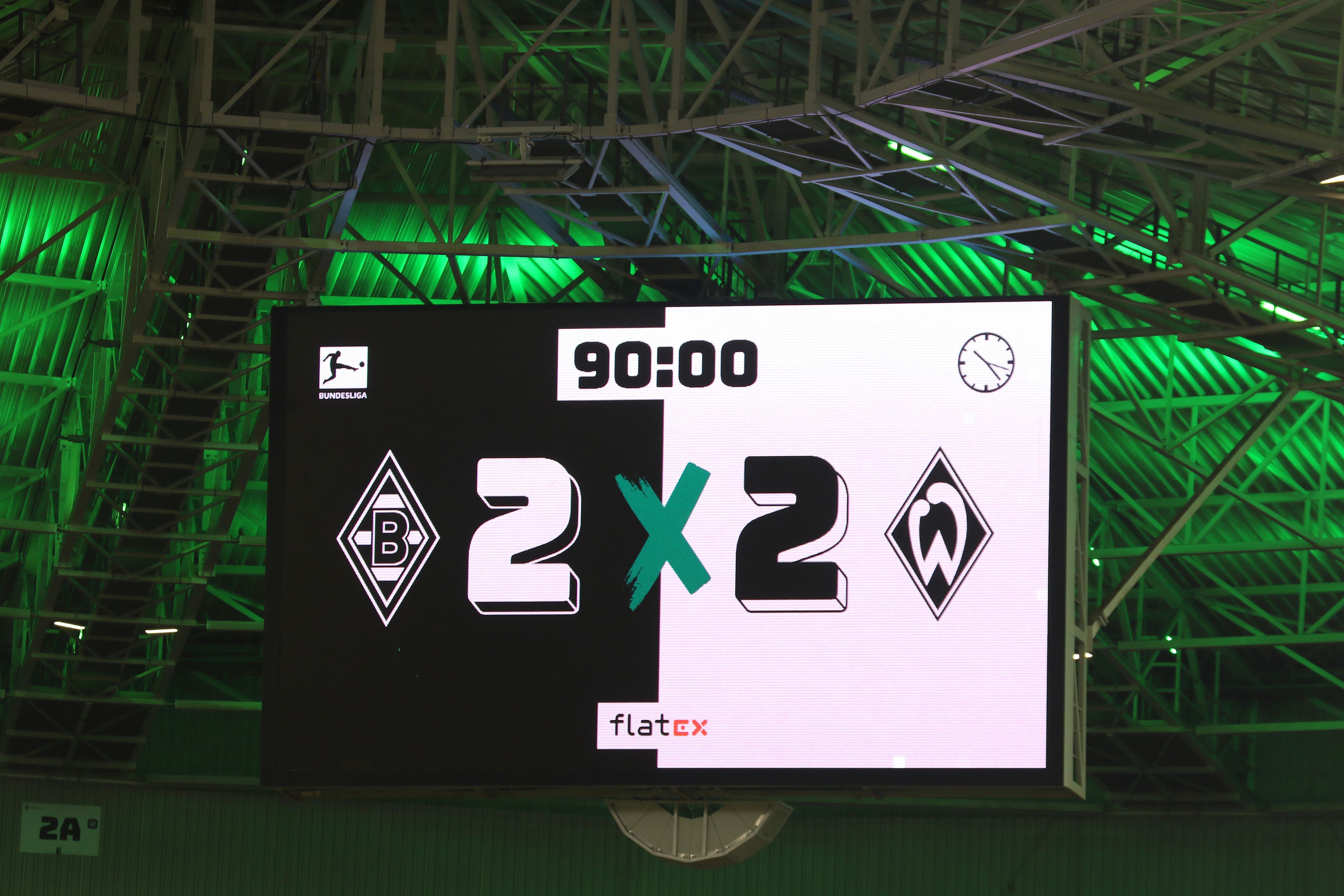 Die Anzeigetafel im Borussia-Park zeigt den 2:2-Endstand zwischen Borussia Mönchengladbach und Werder Bremen am 17. März 2023.