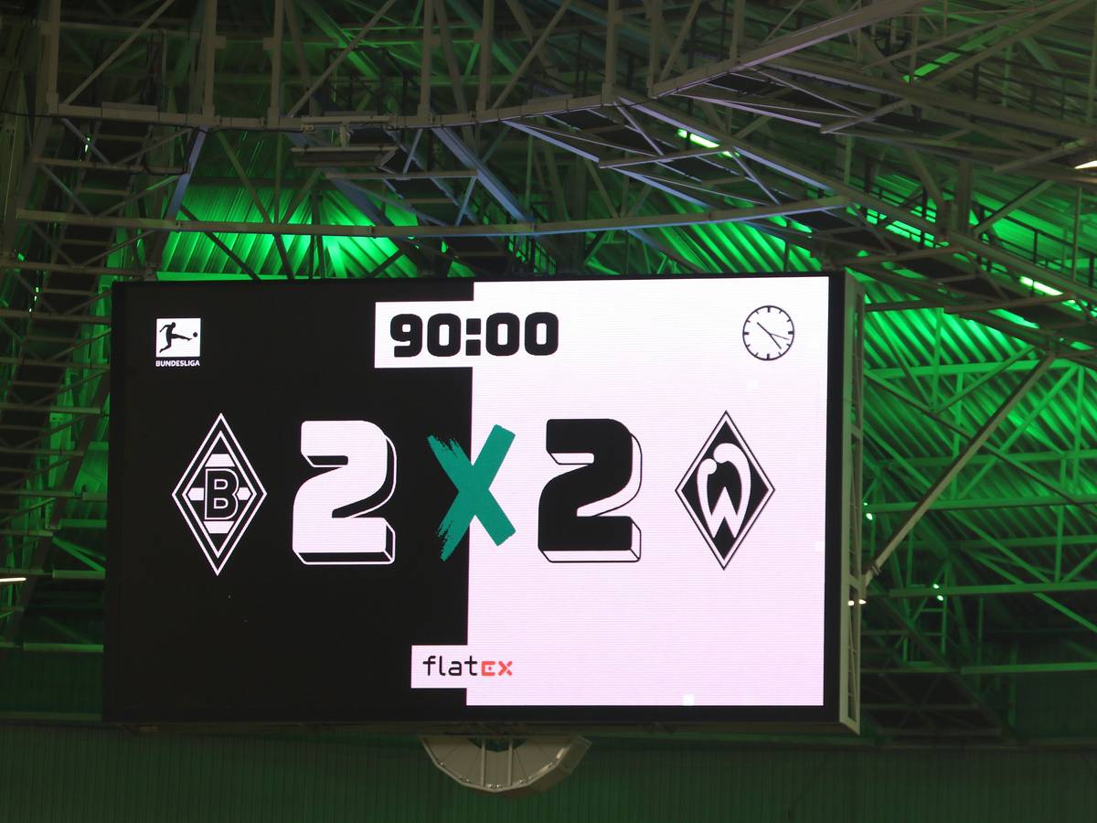 Die Anzeigetafel im Borussia-Park zeigt den 2:2-Endstand zwischen Borussia Mönchengladbach und Werder Bremen am 17. März 2023.