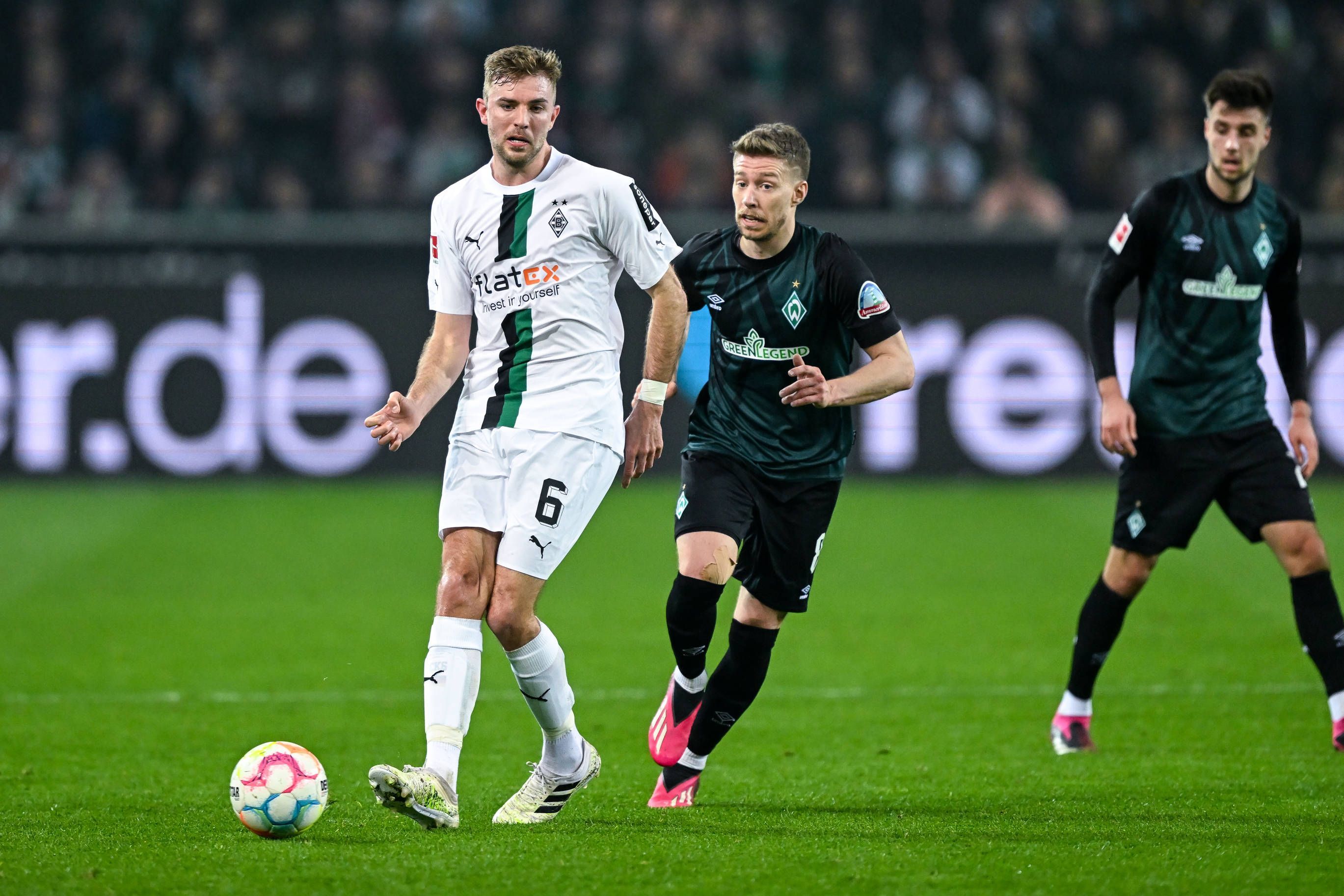 Christoph Kramer von Borussia Mönchengladbach spielt am 17. März 2023 im Bundesliga-Heimspiel gegen Werder Bremen den Ball.