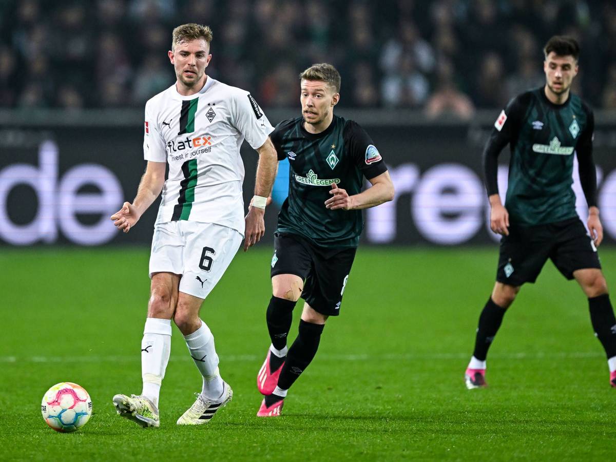 Christoph Kramer von Borussia Mönchengladbach spielt am 17. März 2023 im Bundesliga-Heimspiel gegen Werder Bremen den Ball.