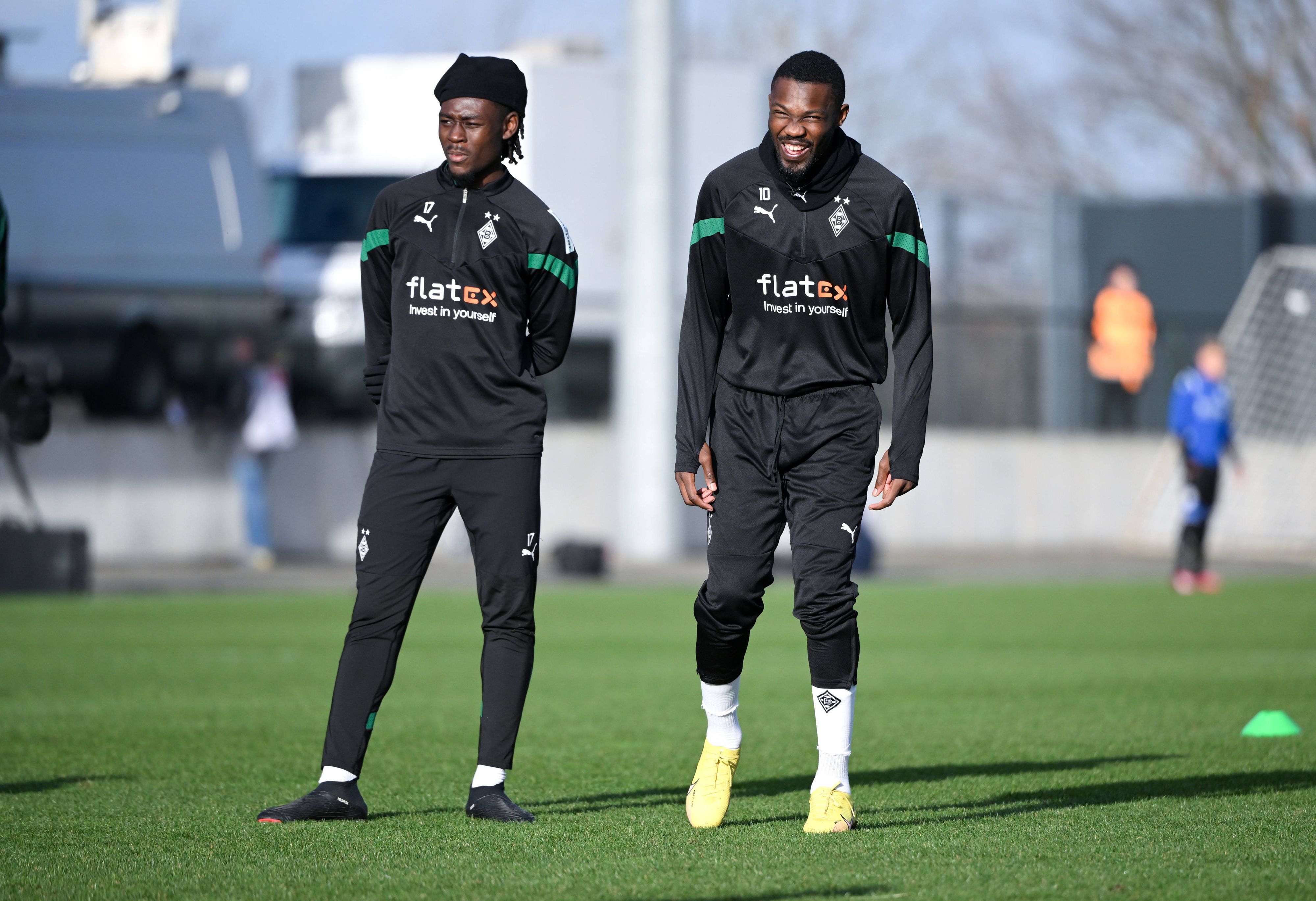 Marcus Thuram (r.) hat gut lachen! Der Stürmer von Borussia Mönchengladbach ist gemeinsam mit seinem Bruder Khephren Thuram für A-Nationalmannschaft in Frankreich nominiert. Manu Koné muss hingegen weiter zur U21. Das Foto zeigt Koné und Thuram vor einem Testspiel am 11. Januar 2023.
