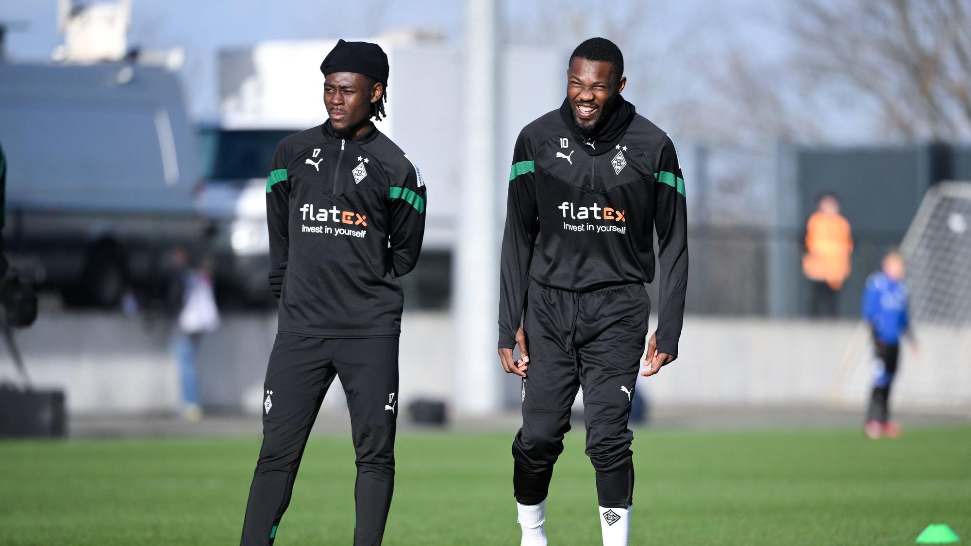 Marcus Thuram (r.) hat gut lachen! Der Stürmer von Borussia Mönchengladbach ist gemeinsam mit seinem Bruder Khephren Thuram für A-Nationalmannschaft in Frankreich nominiert. Manu Koné muss hingegen weiter zur U21. Das Foto zeigt Koné und Thuram vor einem Testspiel am 11. Januar 2023.
