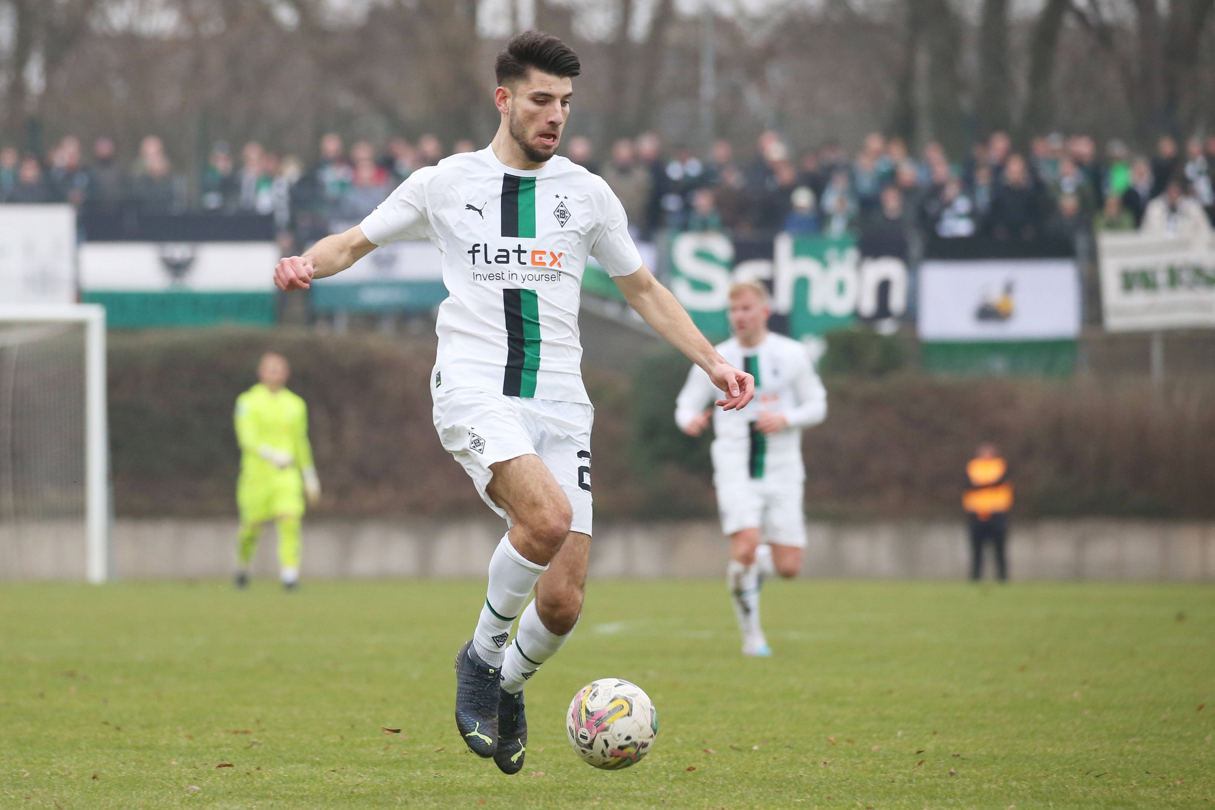 Cagatay Kader von Borussia Mönchengladbach II spielt am 12. Februar 2023 den Ball.