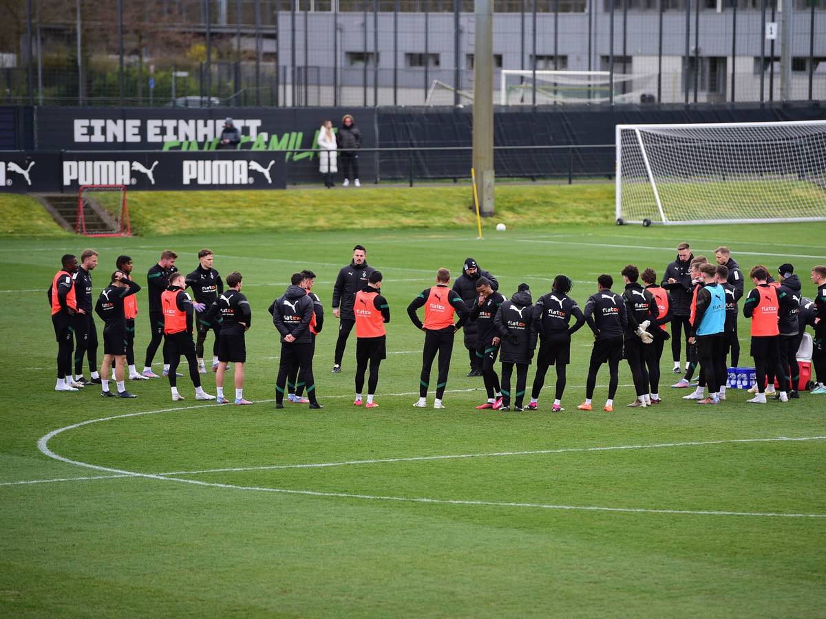Die Mannschaft von Borussia Mönchengladbach am 14. März 2023 beim Training im Borussia-Park. Das Team steht in einem Kreis zusammen auf dem Rasen.