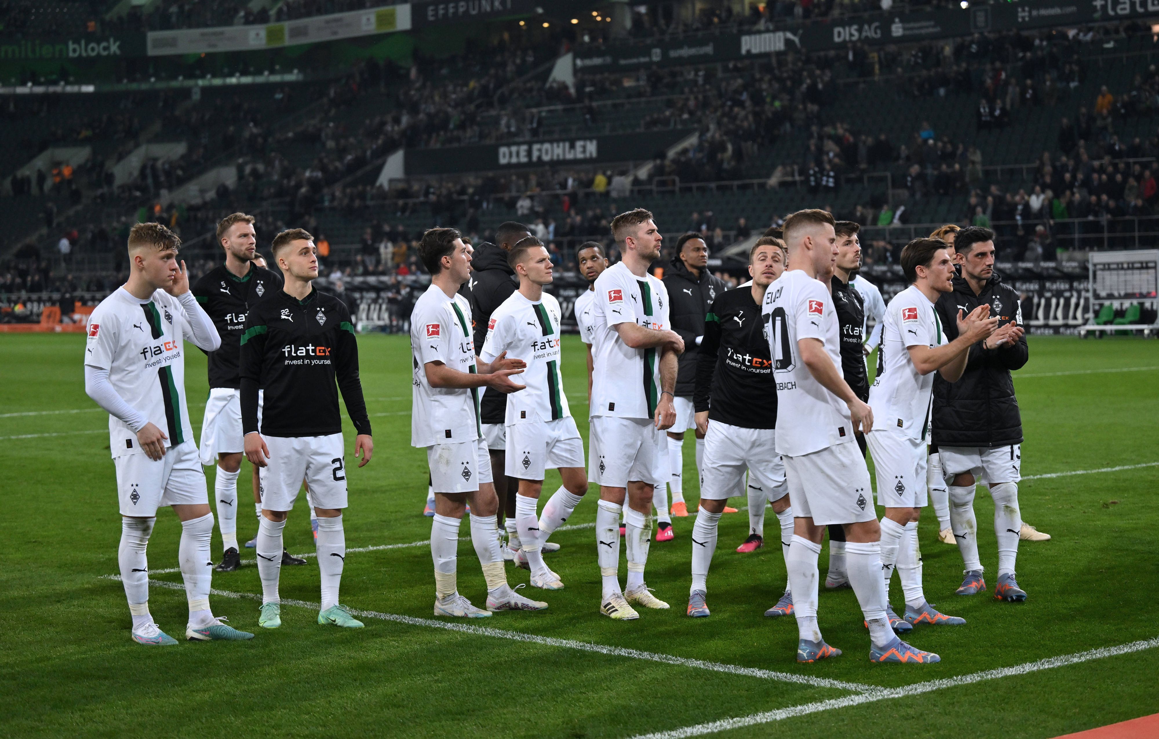 Die Spieler von Borussia Mönchengladbach hören nach dem Spiel gegen Werder Bremen (17. März 2023) der Ansprache der Fans in der Nordkurve zu, die sie für das Derby gegen den 1. FC Köln motivieren soll.