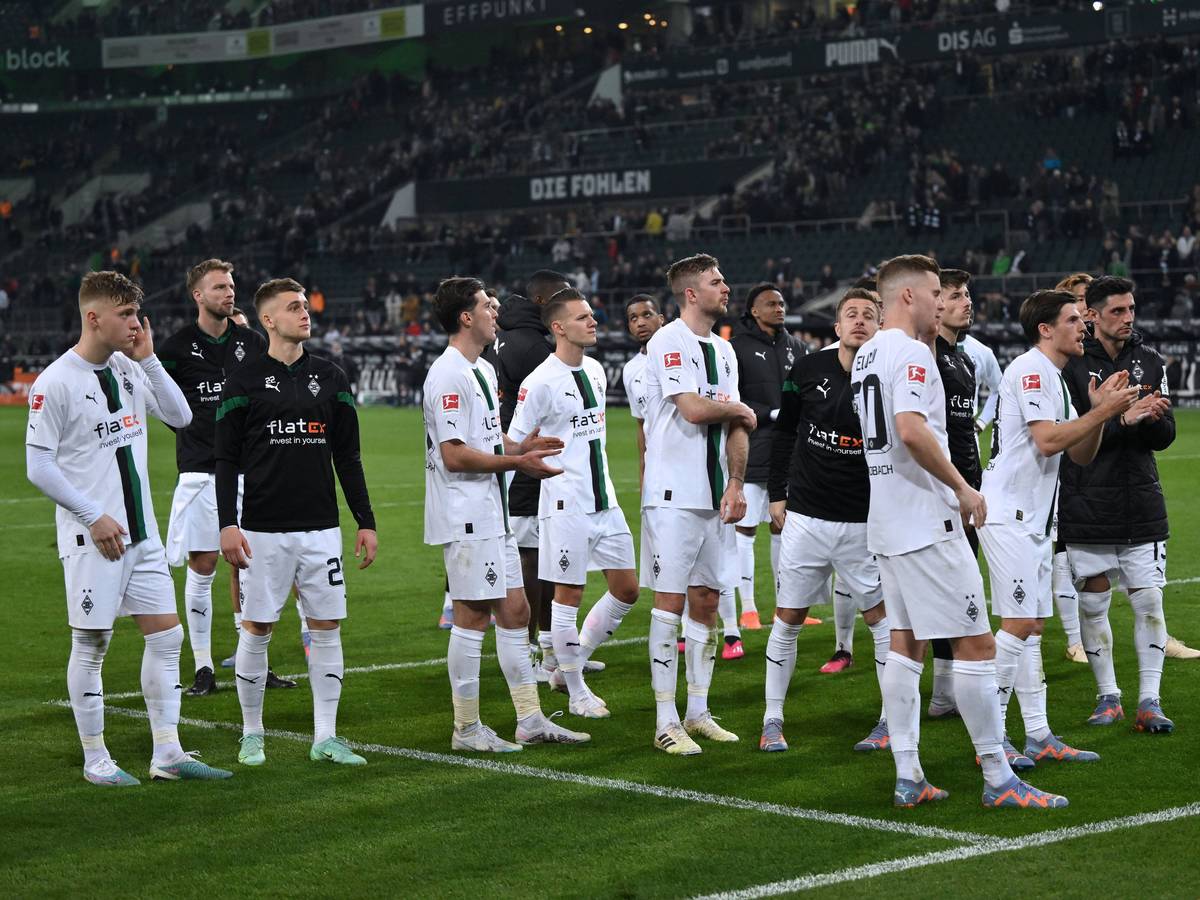 Die Spieler von Borussia Mönchengladbach hören nach dem Spiel gegen Werder Bremen (17. März 2023) der Ansprache der Fans in der Nordkurve zu, die sie für das Derby gegen den 1. FC Köln motivieren soll.