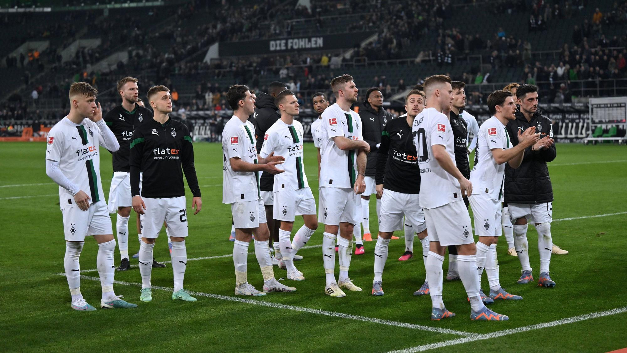 Die Spieler von Borussia Mönchengladbach hören nach dem Spiel gegen Werder Bremen (17. März 2023) der Ansprache der Fans in der Nordkurve zu, die sie für das Derby gegen den 1. FC Köln motivieren soll.