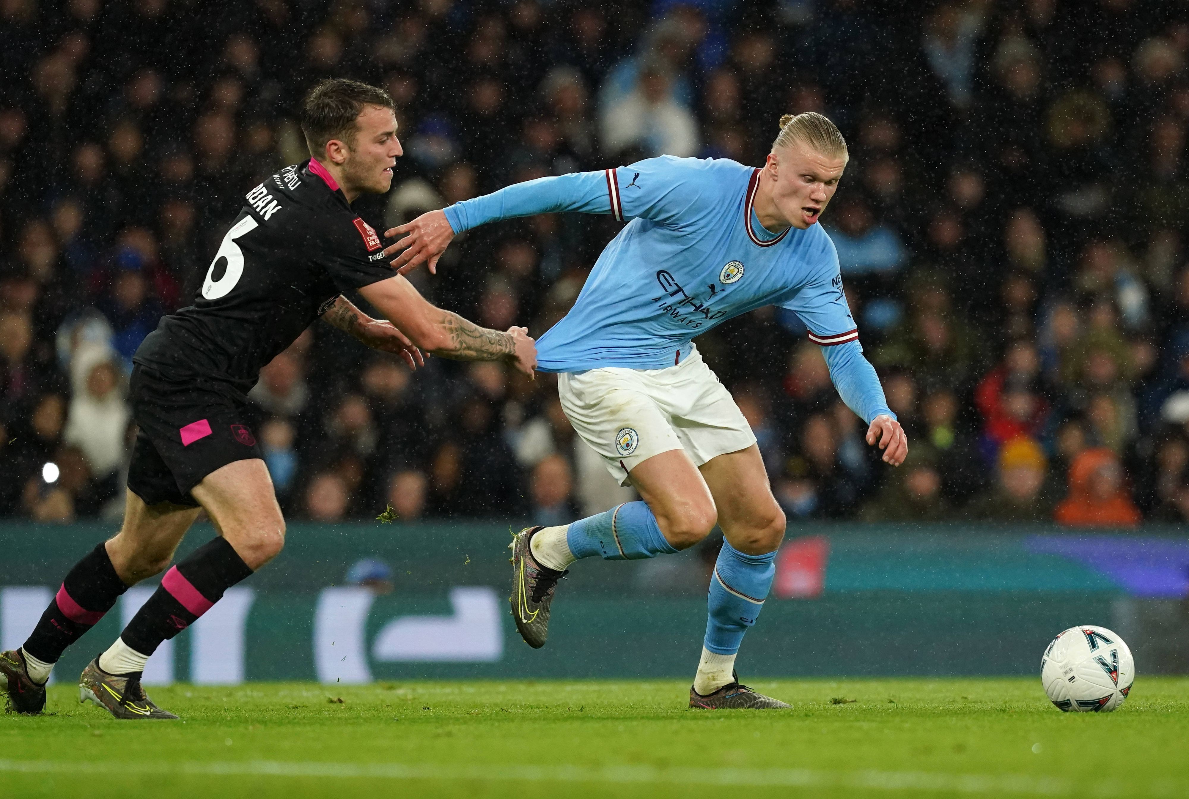 Gladbach-Leihgabe Jordan Beyer am 18. März 2023 für den FC Burnley im Zweikampf mit Erling Haaland von Manchester City.