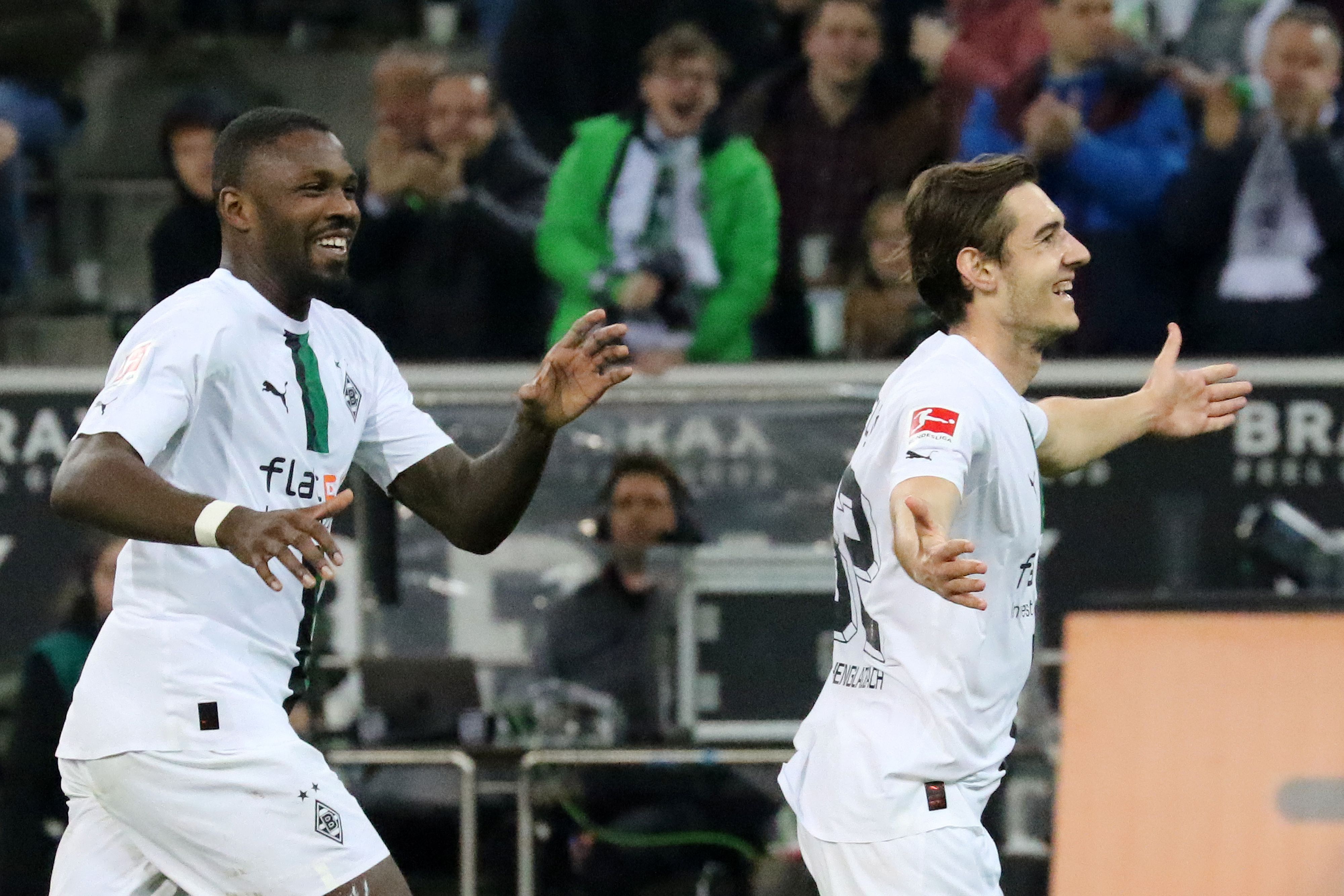 Marcus Thuram (l.) und Florian Neuhaus bejubeln den Treffer zum zwischenzeitlichen 2:1 für Borussia Mönchengladbach gegen Werder Bremen am 17. März 2023.