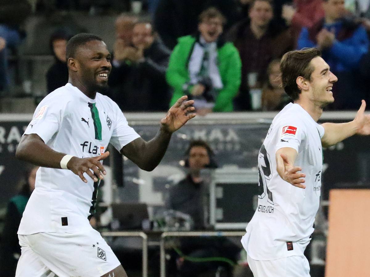 Marcus Thuram (l.) und Florian Neuhaus bejubeln den Treffer zum zwischenzeitlichen 2:1 für Borussia Mönchengladbach gegen Werder Bremen am 17. März 2023.