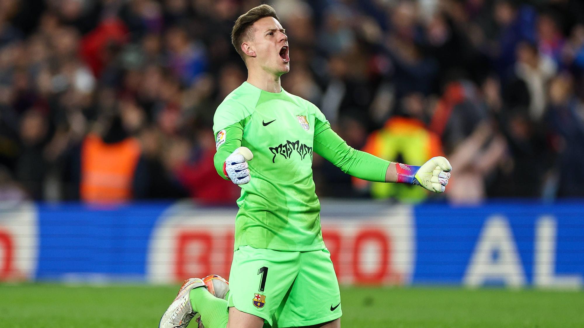 Marc-André ter Stegen, ehemaliger Torwart von Borussia Mönchengladbach, im Trikot des FC Barcelona am 19. März 2023. Ter Stegen kniet auf dem Boden, hat die Fäuste geballt und schreit seine Freude hinaus.