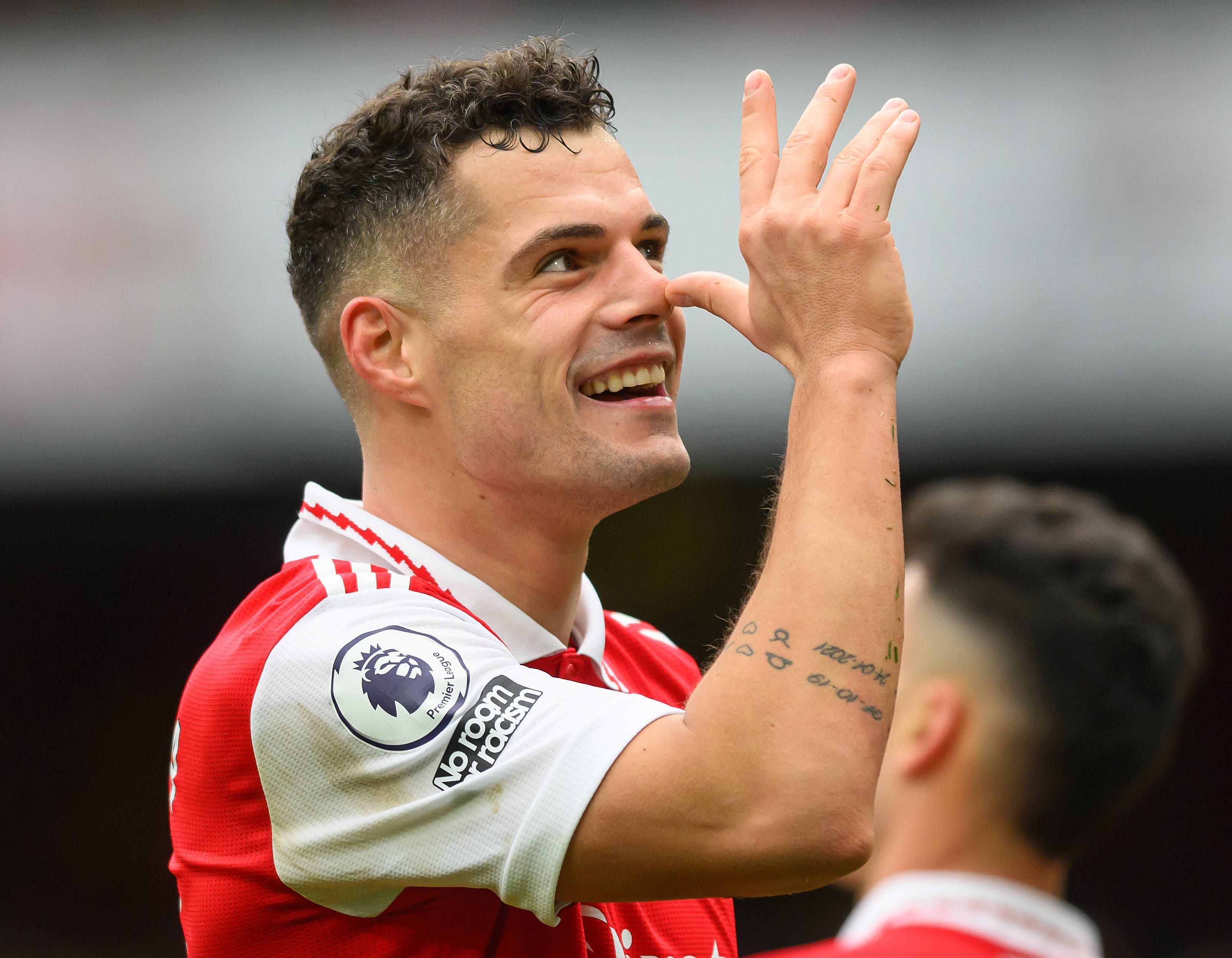 Lange Nase! Granit Xhaka, Ex-Profi von Borussia Mönchengladbach und heutiger Spieler des FC Arsenal, feierte seinen Torerfolg gegen Crystal Palace am Sonntag (19. März 2023) auf ganz besondere Weise.
