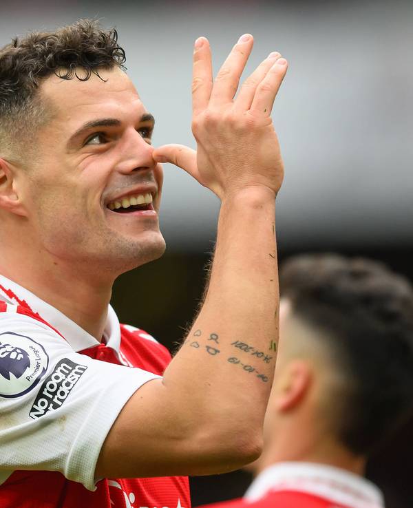 Lange Nase! Granit Xhaka, Ex-Profi von Borussia Mönchengladbach und heutiger Spieler des FC Arsenal, feierte seinen Torerfolg gegen Crystal Palace am Sonntag (19. März 2023) auf ganz besondere Weise.