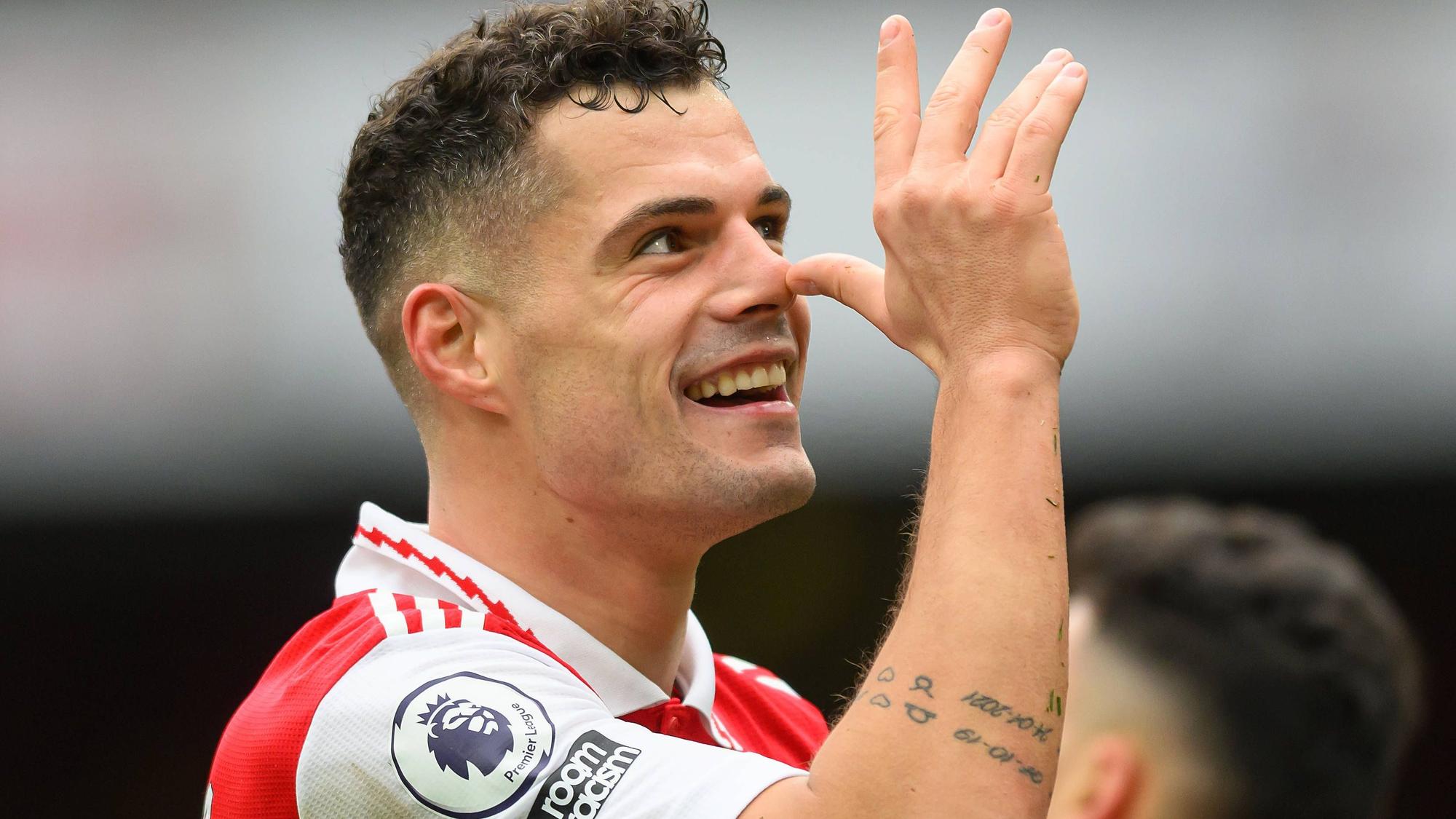 Lange Nase! Granit Xhaka, Ex-Profi von Borussia Mönchengladbach und heutiger Spieler des FC Arsenal, feierte seinen Torerfolg gegen Crystal Palace am Sonntag (19. März 2023) auf ganz besondere Weise.