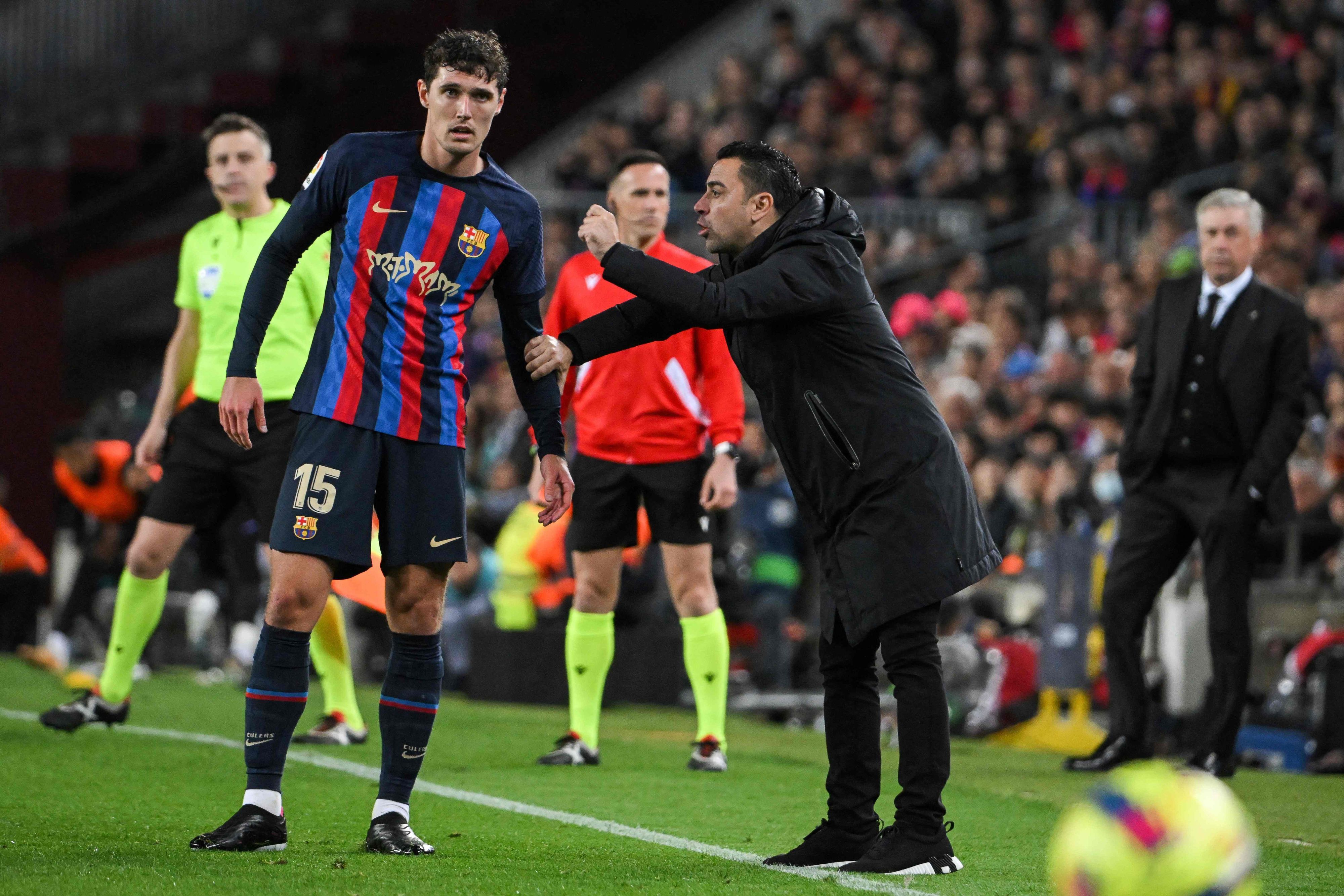 Xavi spricht im Spiel des FC Barcelona mit Verteidiger Andreas Christensen.