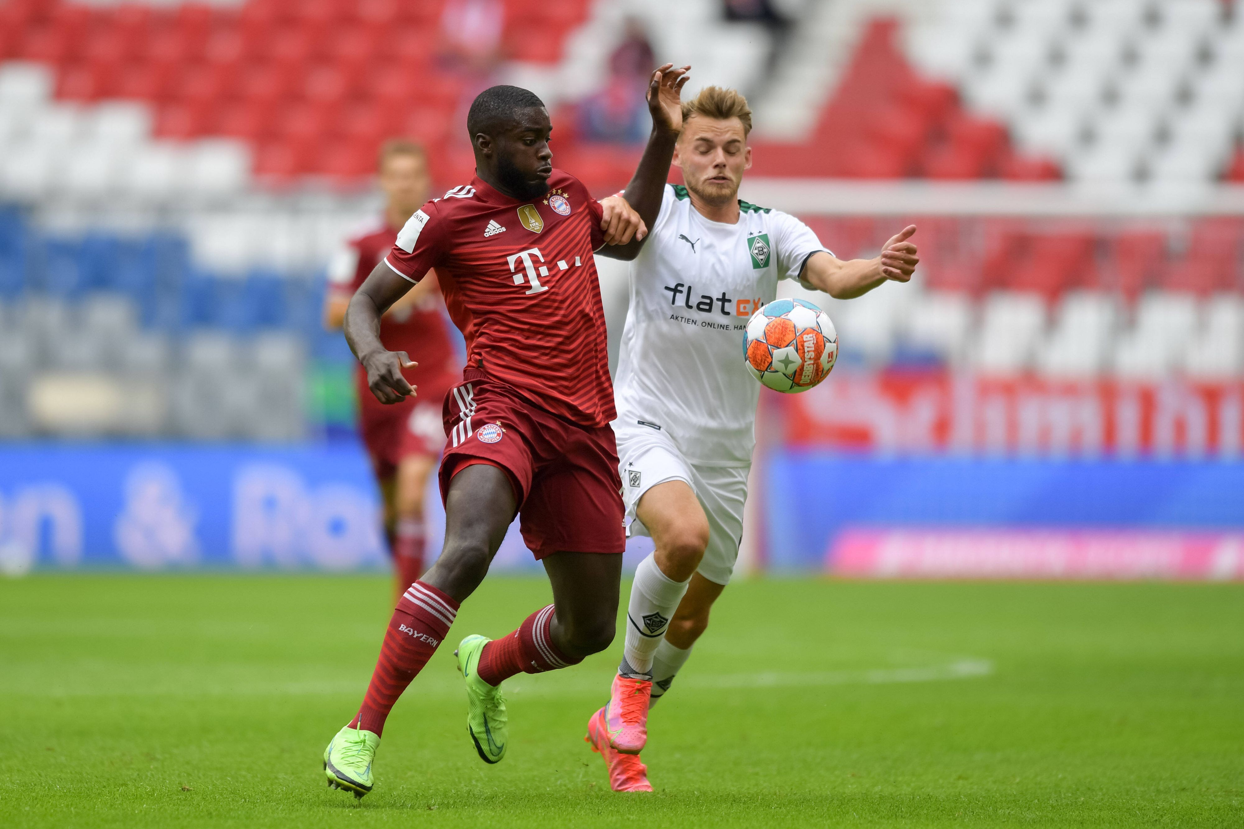 Mika Schroers (r.) liefert sich am 28. Juli 2021 beim Testspiel von Borussia Mönchengladbach bei Bayern München einen Zweikampf mit Dayot Upamecano. Das Foto zeigt die beiden im Kampf um den Ball in der Allianz-Arena.