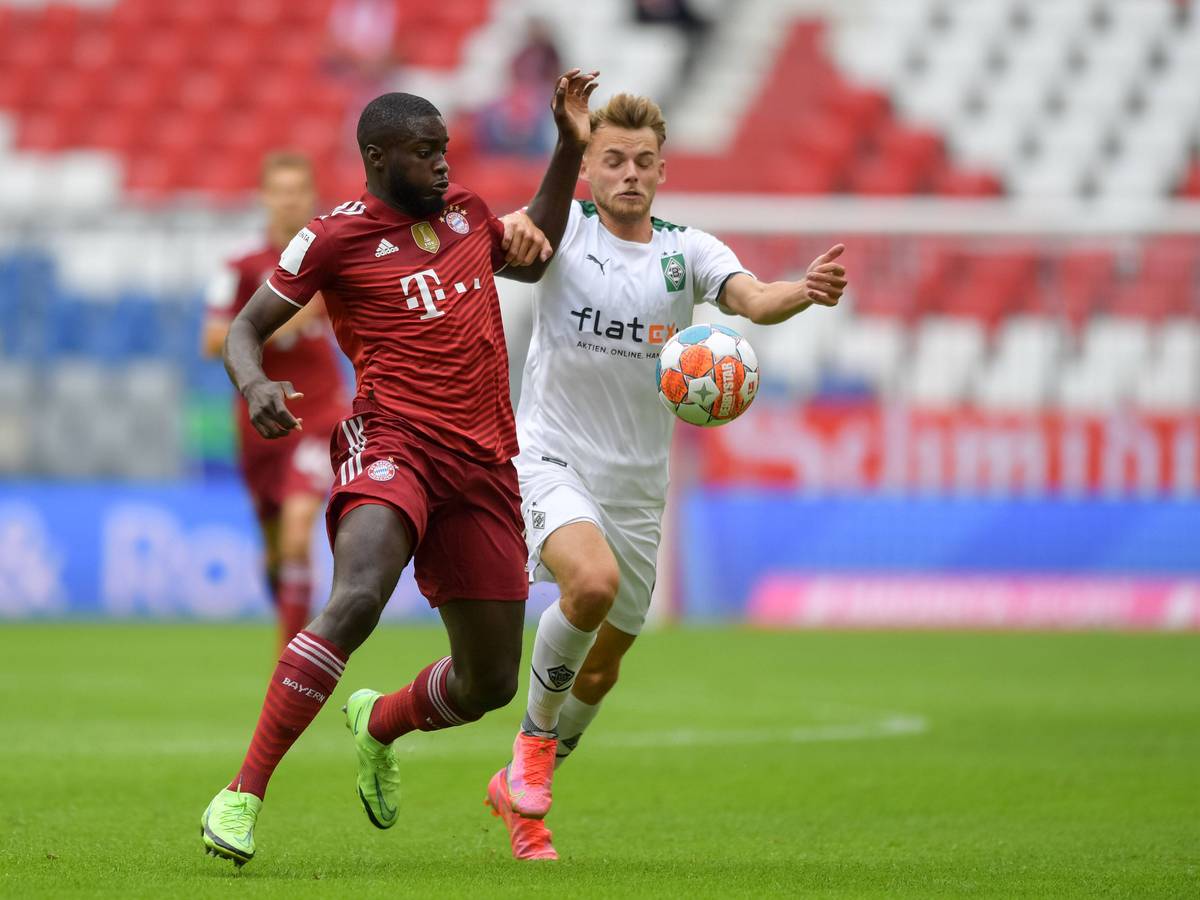 Mika Schroers (r.) liefert sich am 28. Juli 2021 beim Testspiel von Borussia Mönchengladbach bei Bayern München einen Zweikampf mit Dayot Upamecano. Das Foto zeigt die beiden im Kampf um den Ball in der Allianz-Arena.