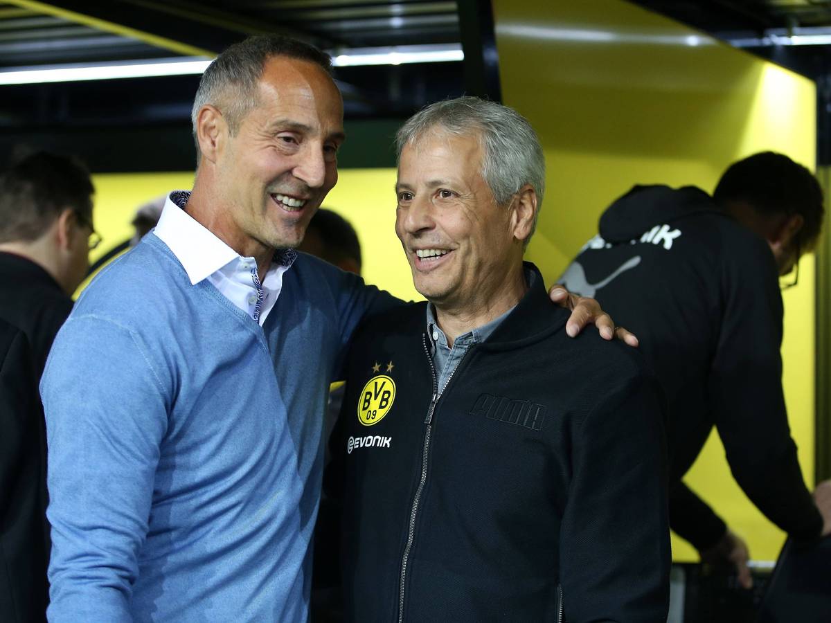 Zwei Ex-Trainer von Borussia Mönchengladbach unter sich: Adi Hütter (l.) legt am 14. August 2018 seinen Arm um Lucien Favre.