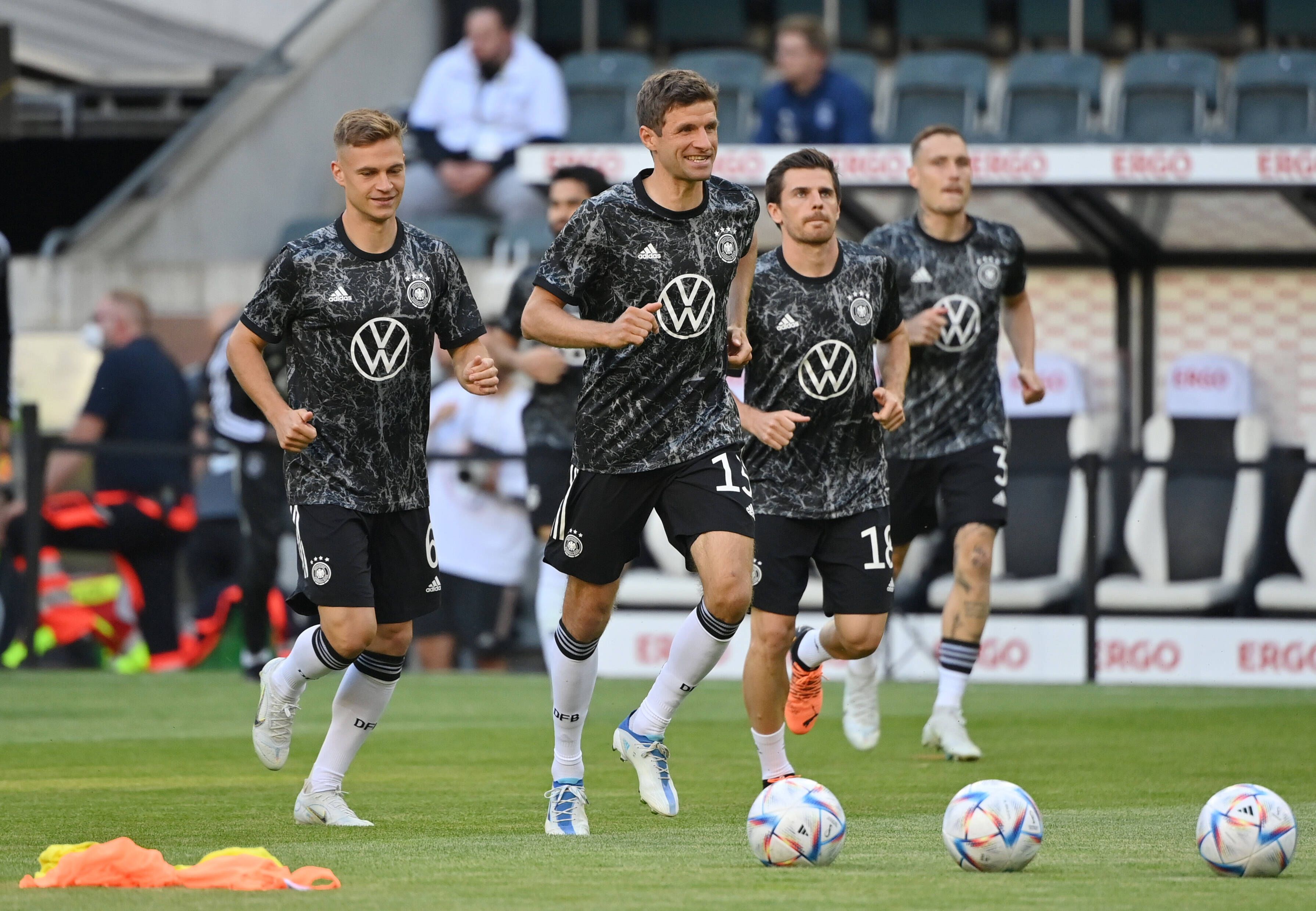 Joshua Kimmich (l.), Thomas Müller (2.v.l.) und Jonas Hofmann (2.v.r.) sind drei der fünf Bundesliga-Rekordhalter beim Kreieren von Großchancen. Das Foto zeigt das Trio vor einem DFB-Länderspiel gegen Italien am 14. Juni 2022, das im Borussia-Park stattfand. Alle tragen ein dunklen Aufwärm-Shirt der deutschen Nationalmannschaft.