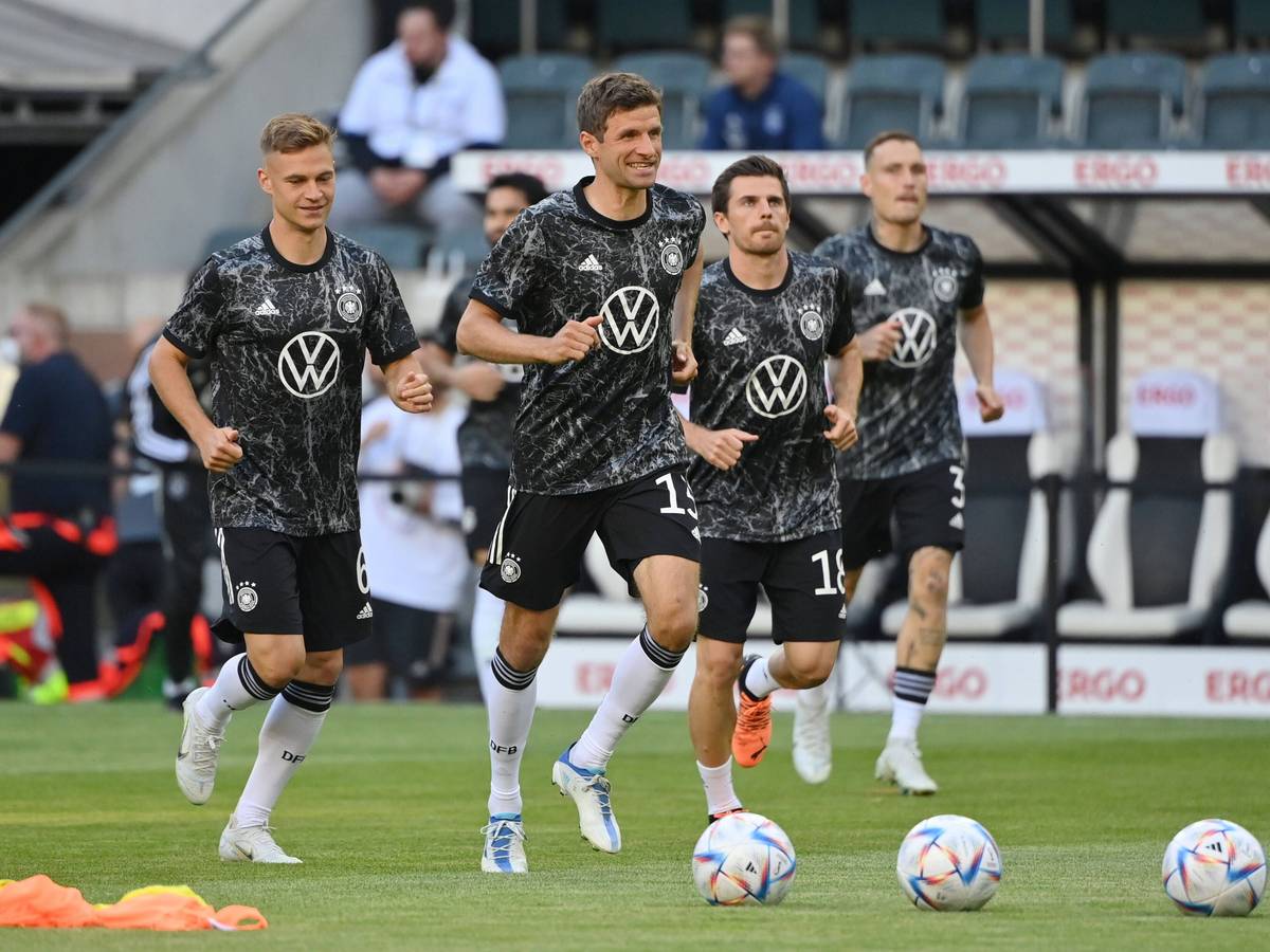 Joshua Kimmich (l.), Thomas Müller (2.v.l.) und Jonas Hofmann (2.v.r.) sind drei der fünf Bundesliga-Rekordhalter beim Kreieren von Großchancen. Das Foto zeigt das Trio vor einem DFB-Länderspiel gegen Italien am 14. Juni 2022, das im Borussia-Park stattfand. Alle tragen ein dunklen Aufwärm-Shirt der deutschen Nationalmannschaft.