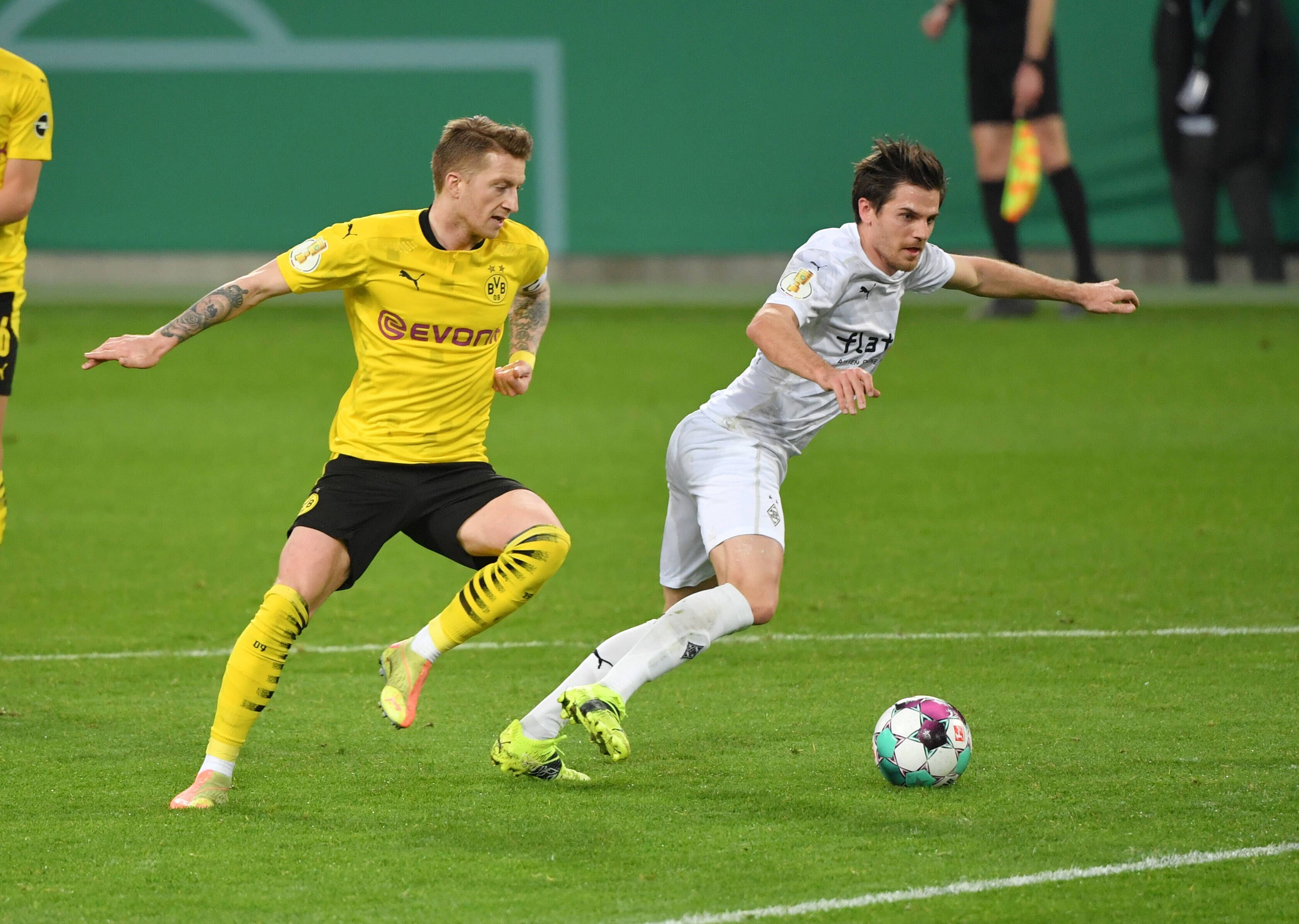 Klares Borussia-Bekenntnis von Marco Reus (l.)! Der ehemalige Spieler von Borussia Mönchengladbach will seine Karriere bei Borussia Dortmund beenden. Jonas Hofmann will eine solche Festlegung vermeiden. Das Foto zeigt Reus und Hofmann in einem direkten Zweikampf am 2. März 2021.