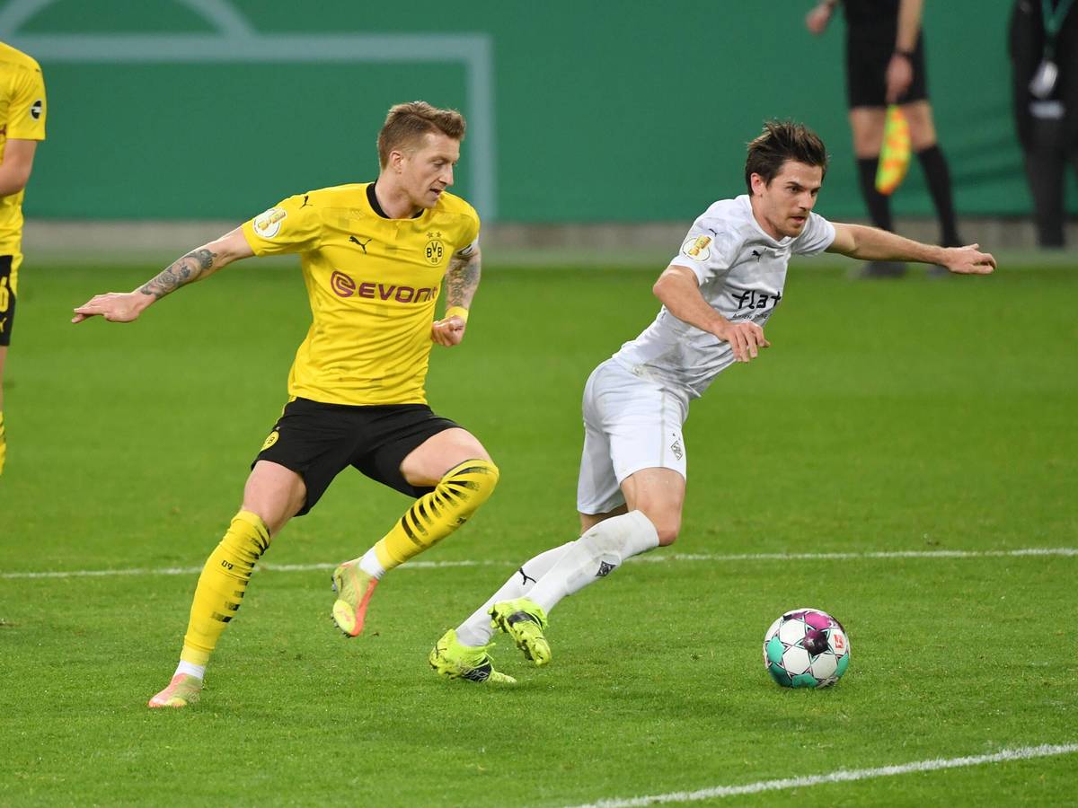 Klares Borussia-Bekenntnis von Marco Reus (l.)! Der ehemalige Spieler von Borussia Mönchengladbach will seine Karriere bei Borussia Dortmund beenden. Jonas Hofmann will eine solche Festlegung vermeiden. Das Foto zeigt Reus und Hofmann in einem direkten Zweikampf am 2. März 2021.