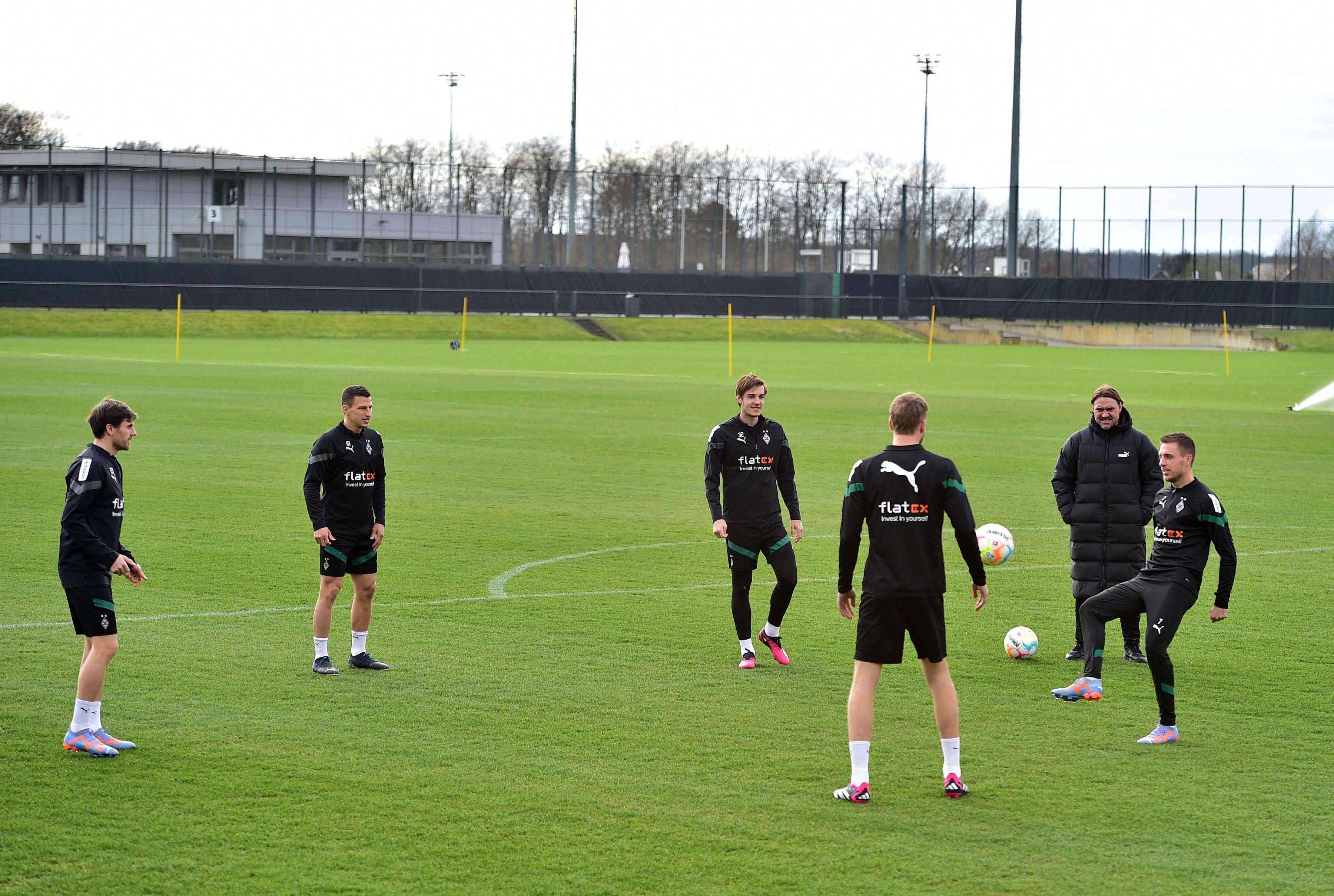 Trainer Daniel Farke von Borussia Mönchengladbach (2. v. r.) beobachtet seine Spieler beim Training am 21. März 2023. Jonas Hofmann, Stefan Lainer, Florian Neuhaus, Marvin Friedrich und Patrick Herrmann spielen sich den Ball zu.