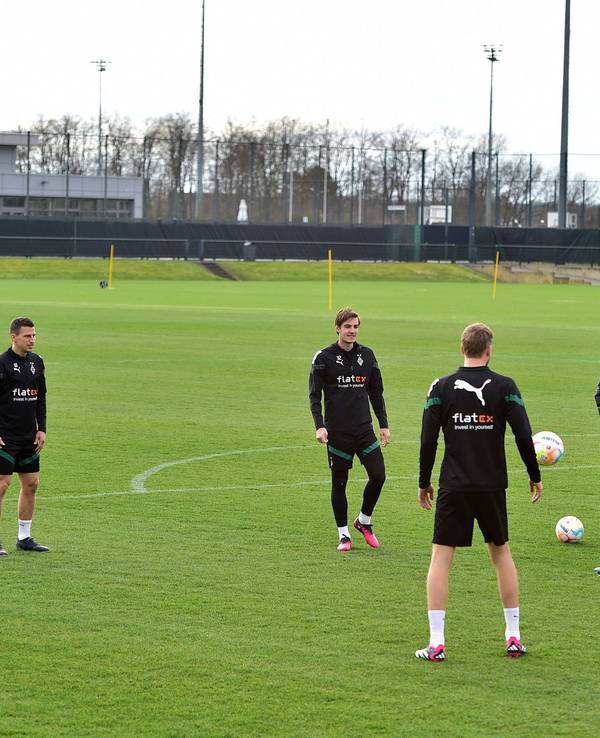 Trainer Daniel Farke von Borussia Mönchengladbach (2. v. r.) beobachtet seine Spieler beim Training am 21. März 2023. Jonas Hofmann, Stefan Lainer, Florian Neuhaus, Marvin Friedrich und Patrick Herrmann spielen sich den Ball zu.