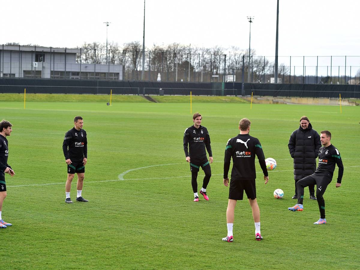 Trainer Daniel Farke von Borussia Mönchengladbach (2. v. r.) beobachtet seine Spieler beim Training am 21. März 2023. Jonas Hofmann, Stefan Lainer, Florian Neuhaus, Marvin Friedrich und Patrick Herrmann spielen sich den Ball zu.