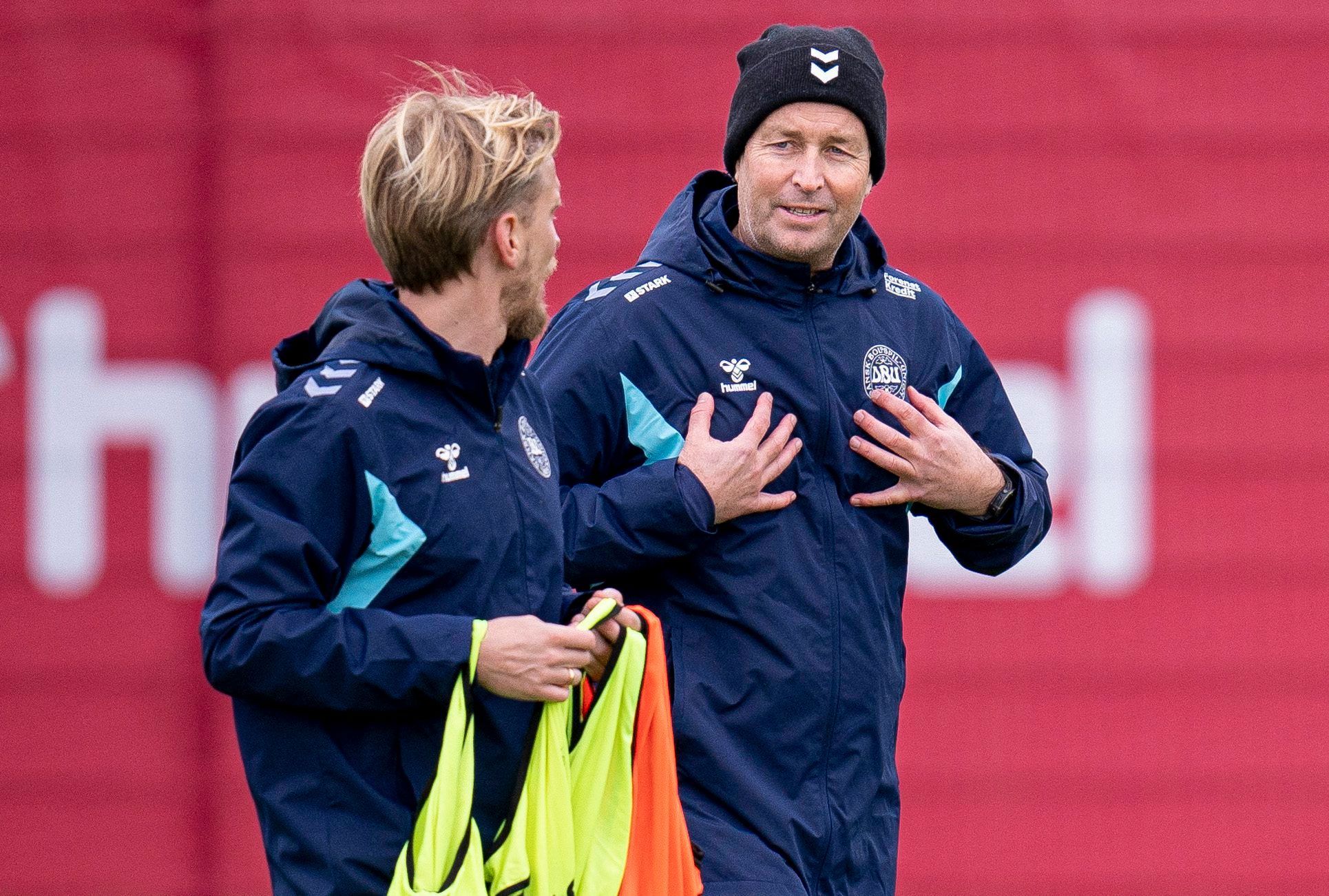Kasper Hjulmand, Nationaltrainer von Dänemark, spricht im Training mit seinem Co-Trainer Christian Poulsen.