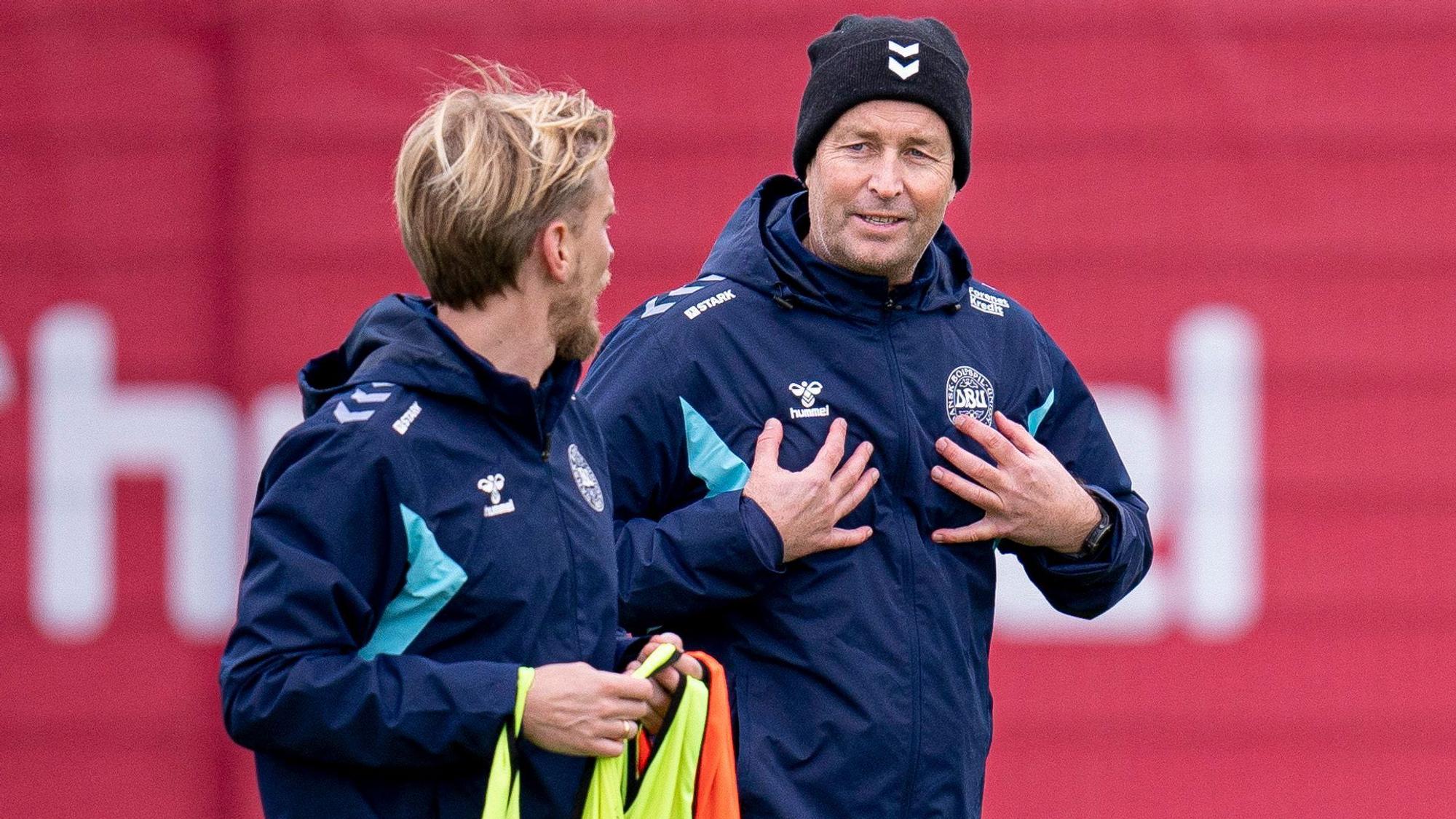 Kasper Hjulmand, Nationaltrainer von Dänemark, spricht im Training mit seinem Co-Trainer Christian Poulsen.