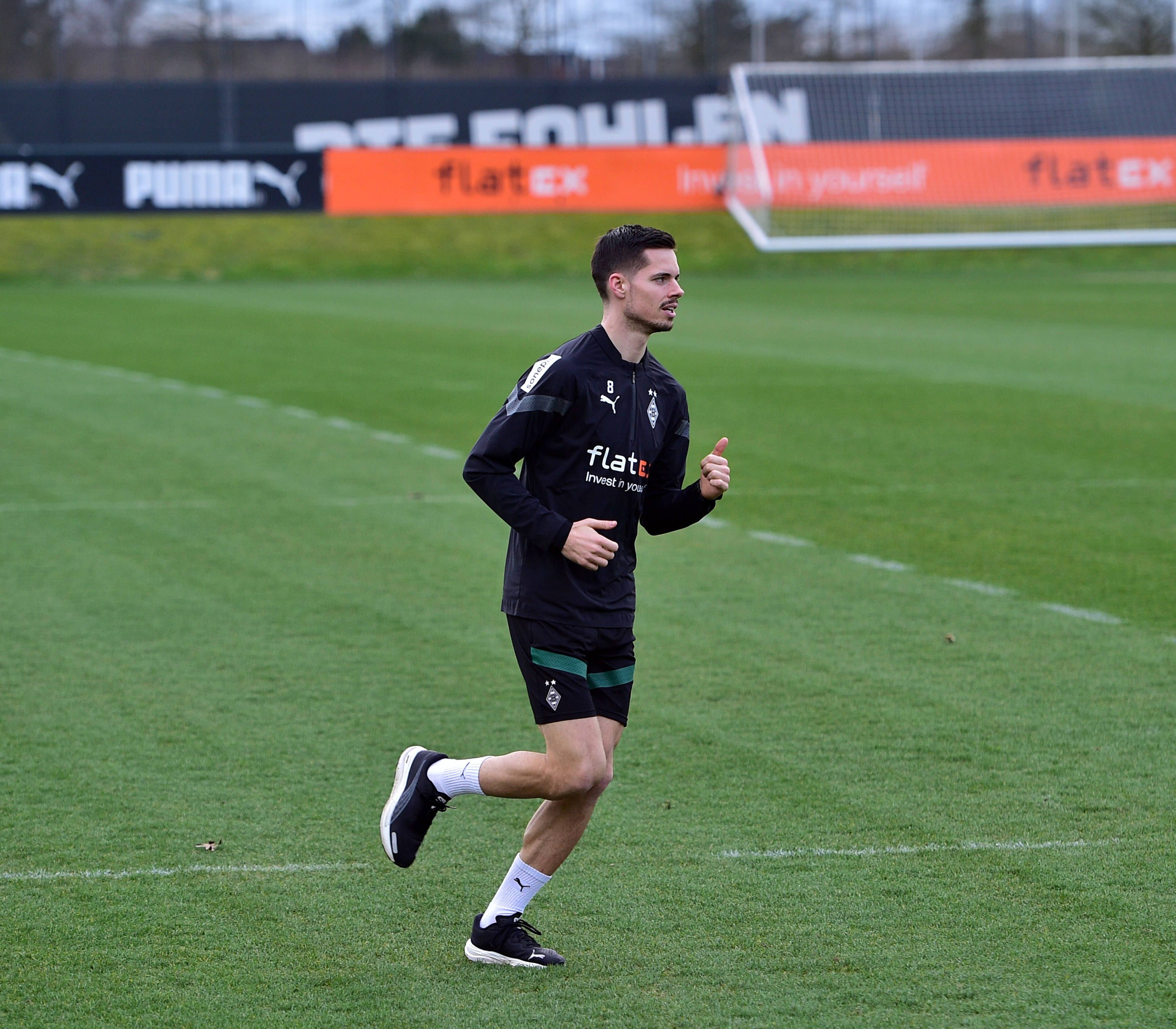 Julian Weigl absolvierte nach seiner Verletzung am Dienstag (21. März 2023) eine Laufeinheit auf dem Trainingsplatz im Borussia-Park.