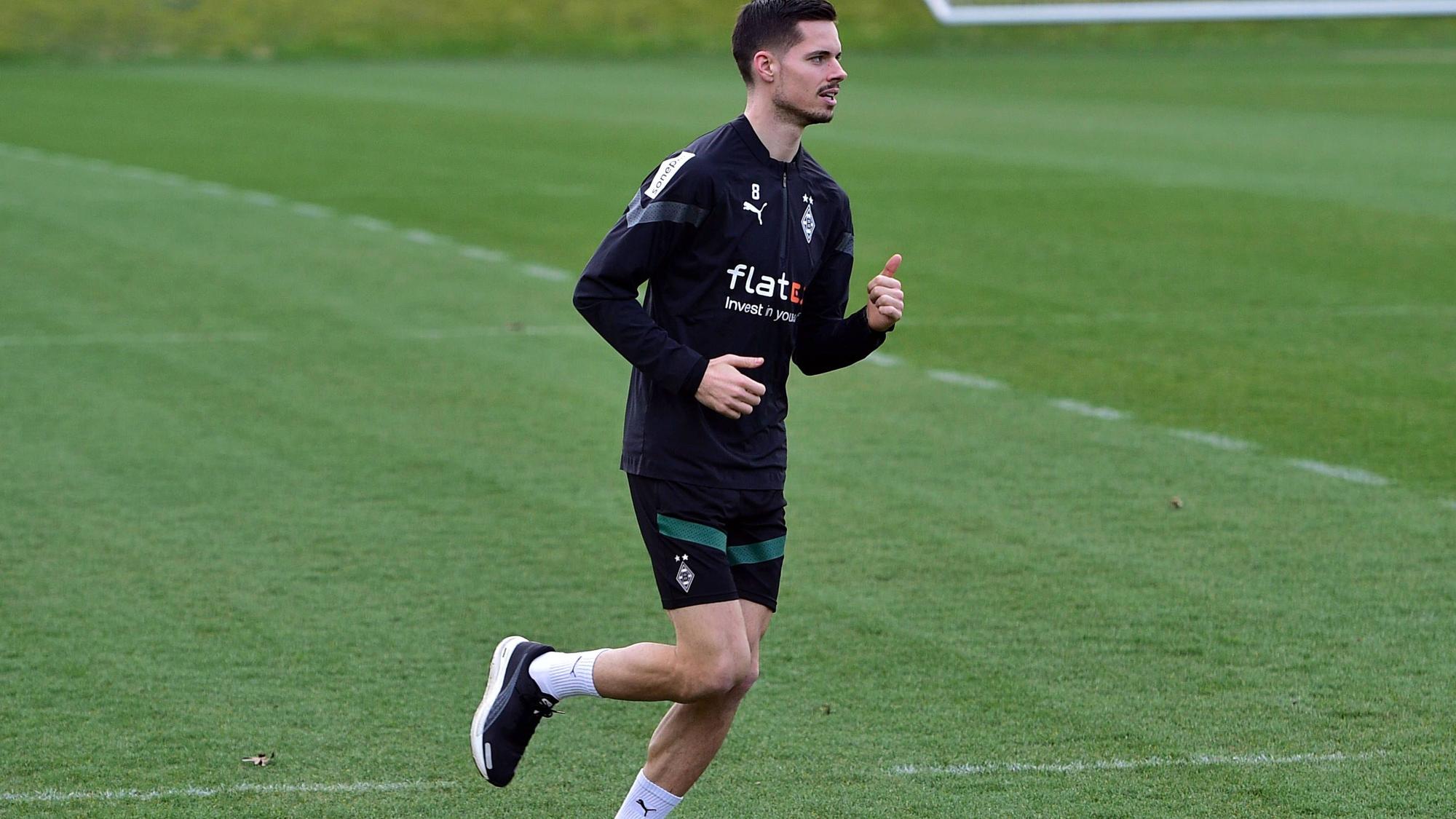 Julian Weigl absolvierte nach seiner Verletzung am Dienstag (21. März 2023) eine Laufeinheit auf dem Trainingsplatz im Borussia-Park.