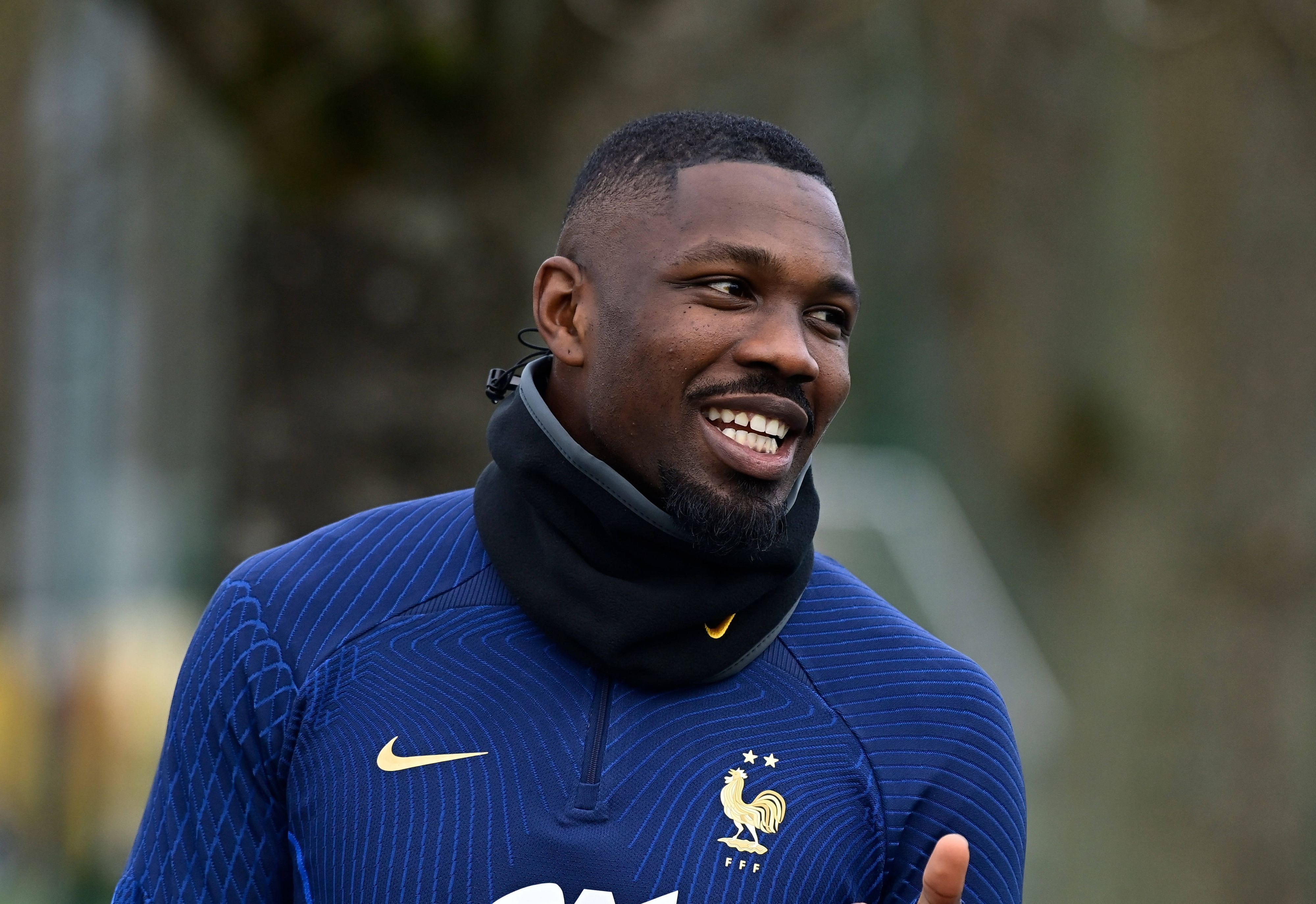 Marcus Thuram, Stürmer bei Borussia Mönchengladbach, hier zu sehen am 20. März 2023 beim Training mit der französischen Nationalmannschaft. er grinst freundlich.