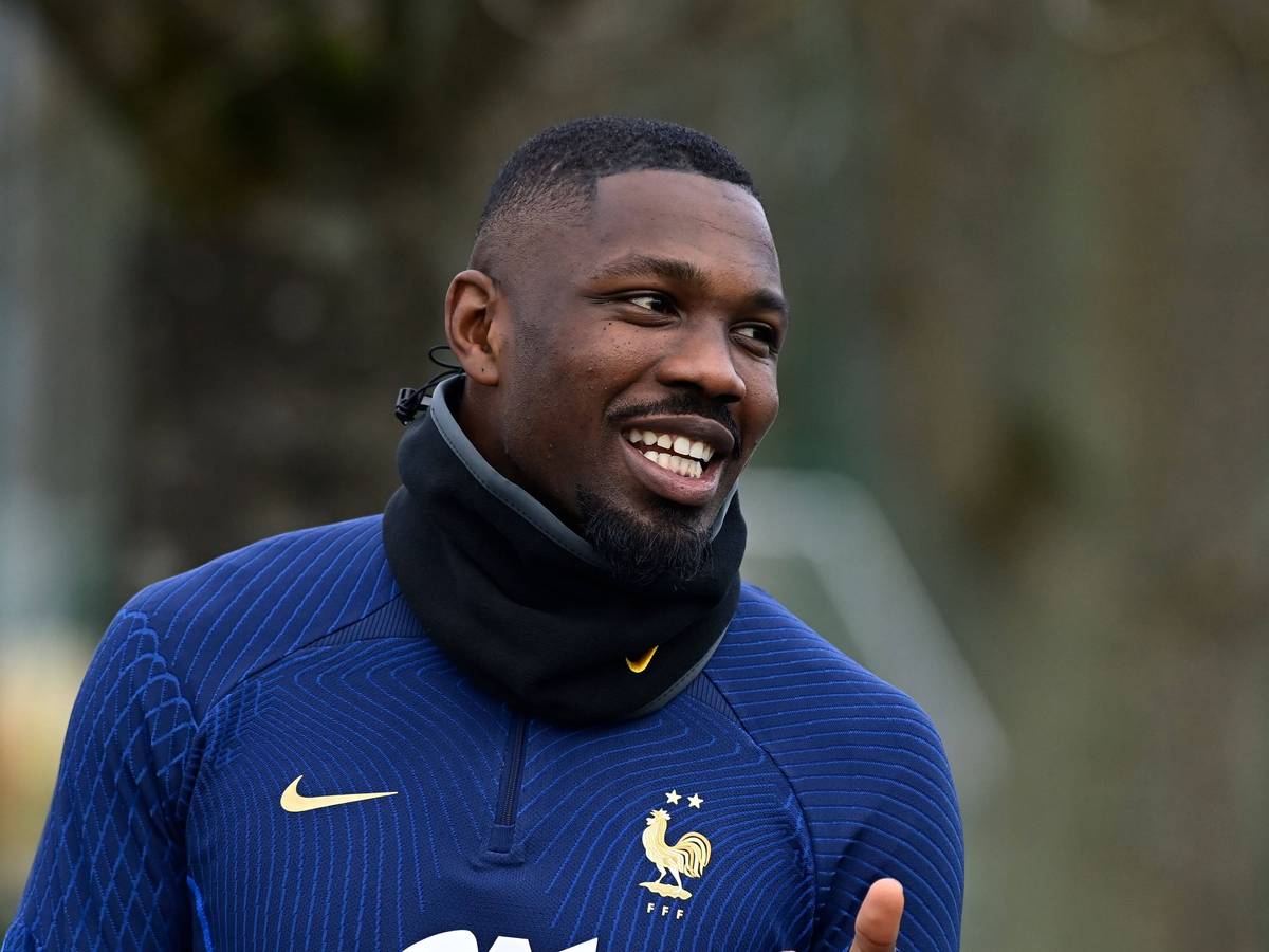 Marcus Thuram, Stürmer bei Borussia Mönchengladbach, hier zu sehen am 20. März 2023 beim Training mit der französischen Nationalmannschaft. er grinst freundlich.