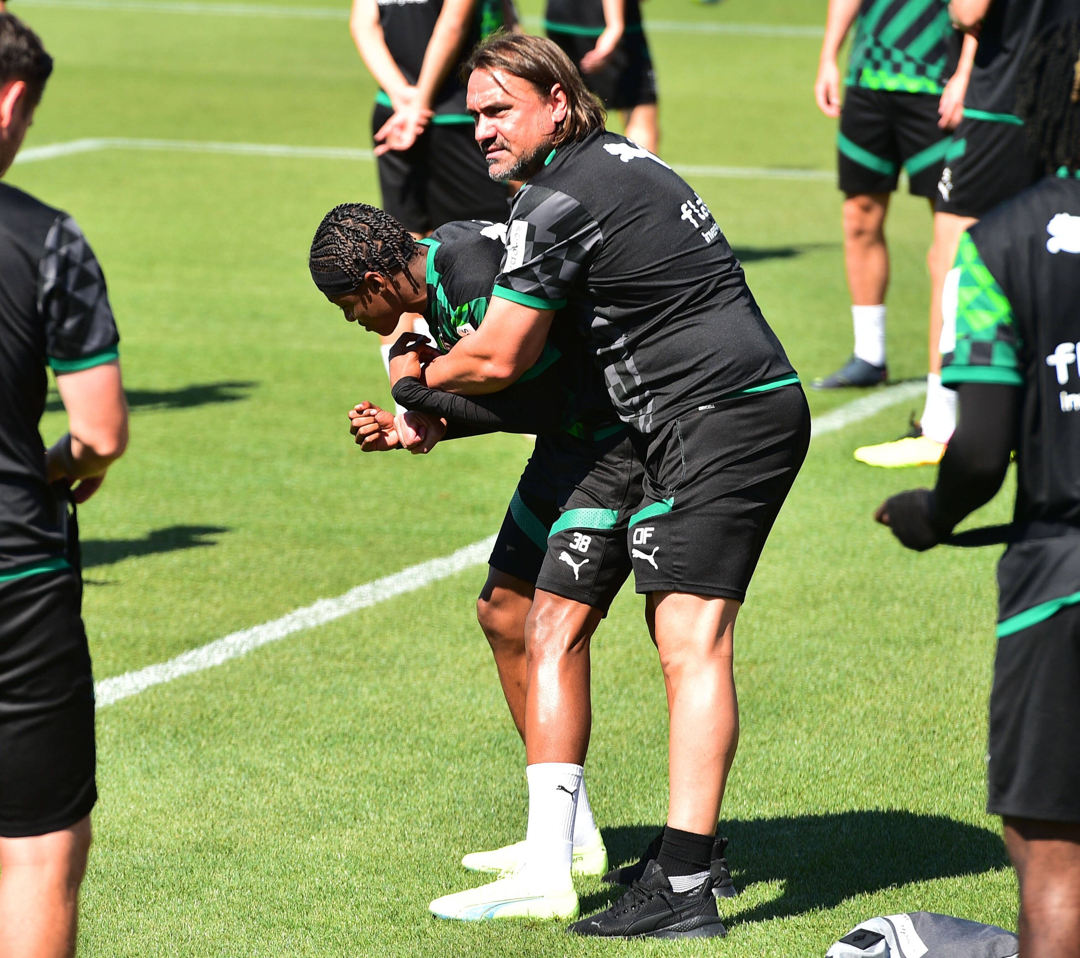 Yvandro Borges Sanches wird am 11. August 2022 herzlich von Daniel Farke, seinem Trainer bei Borussia Mönchengladbach, umarmt. Zuletzt kritisierte Farke Borges Sanches öffentlich. Das Foto zeigt Borges Sanches und Farke auf dem Trainingsplatz im Borussia-Park.
