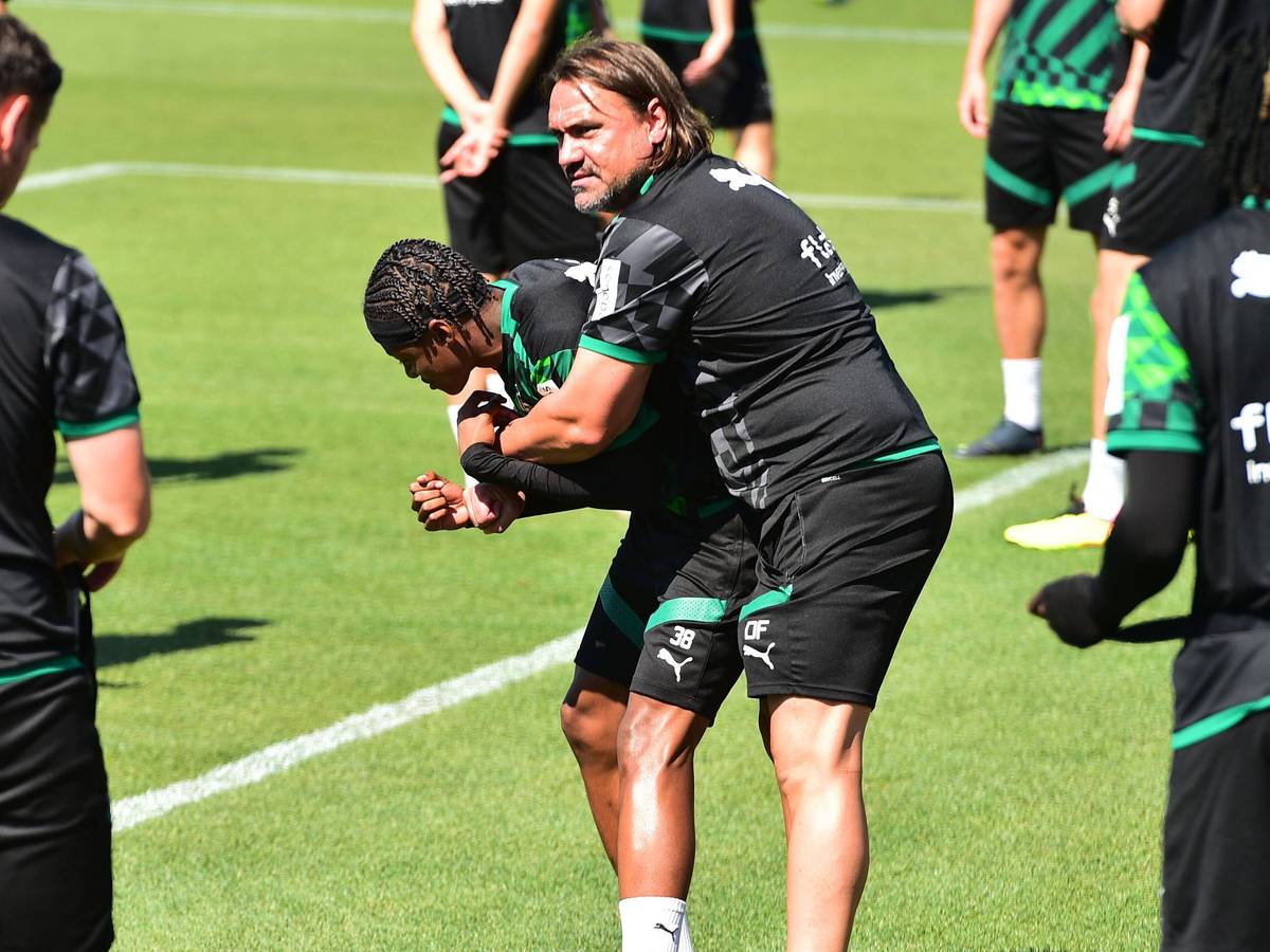 Yvandro Borges Sanches wird am 11. August 2022 herzlich von Daniel Farke, seinem Trainer bei Borussia Mönchengladbach, umarmt. Zuletzt kritisierte Farke Borges Sanches öffentlich. Das Foto zeigt Borges Sanches und Farke auf dem Trainingsplatz im Borussia-Park.