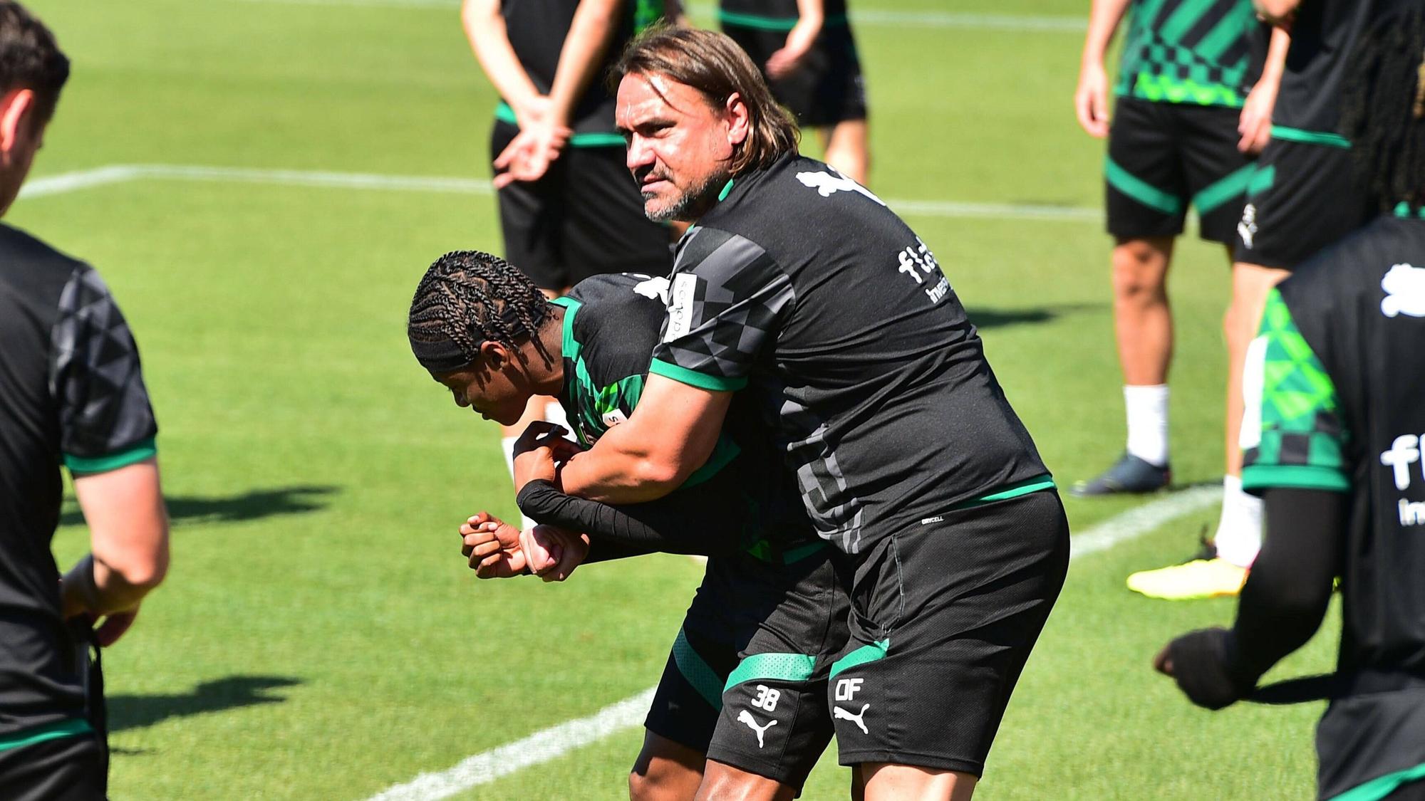 Yvandro Borges Sanches wird am 11. August 2022 herzlich von Daniel Farke, seinem Trainer bei Borussia Mönchengladbach, umarmt. Zuletzt kritisierte Farke Borges Sanches öffentlich. Das Foto zeigt Borges Sanches und Farke auf dem Trainingsplatz im Borussia-Park.