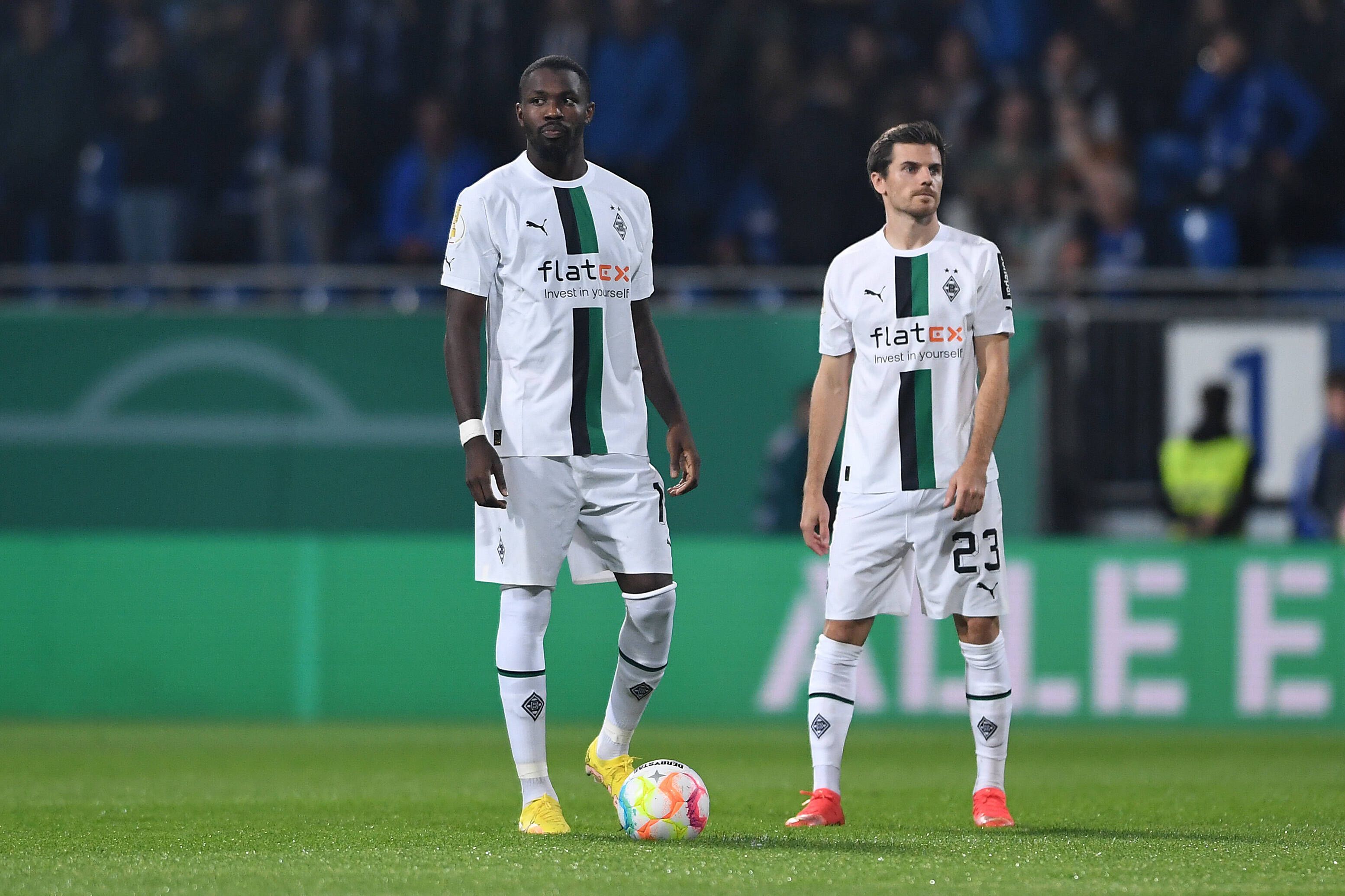 Marcus Thuram und Jonas Hofmann von Borussia Mönchengladbach vergeben in der Bundesliga mit die meisten Großchancen in der aktuellen Spielzeit. Das Foto zeigt die beiden Fohlen-Profis am 18. Oktober 2022 beim DFB-Pokal-Match in Darmstadt.